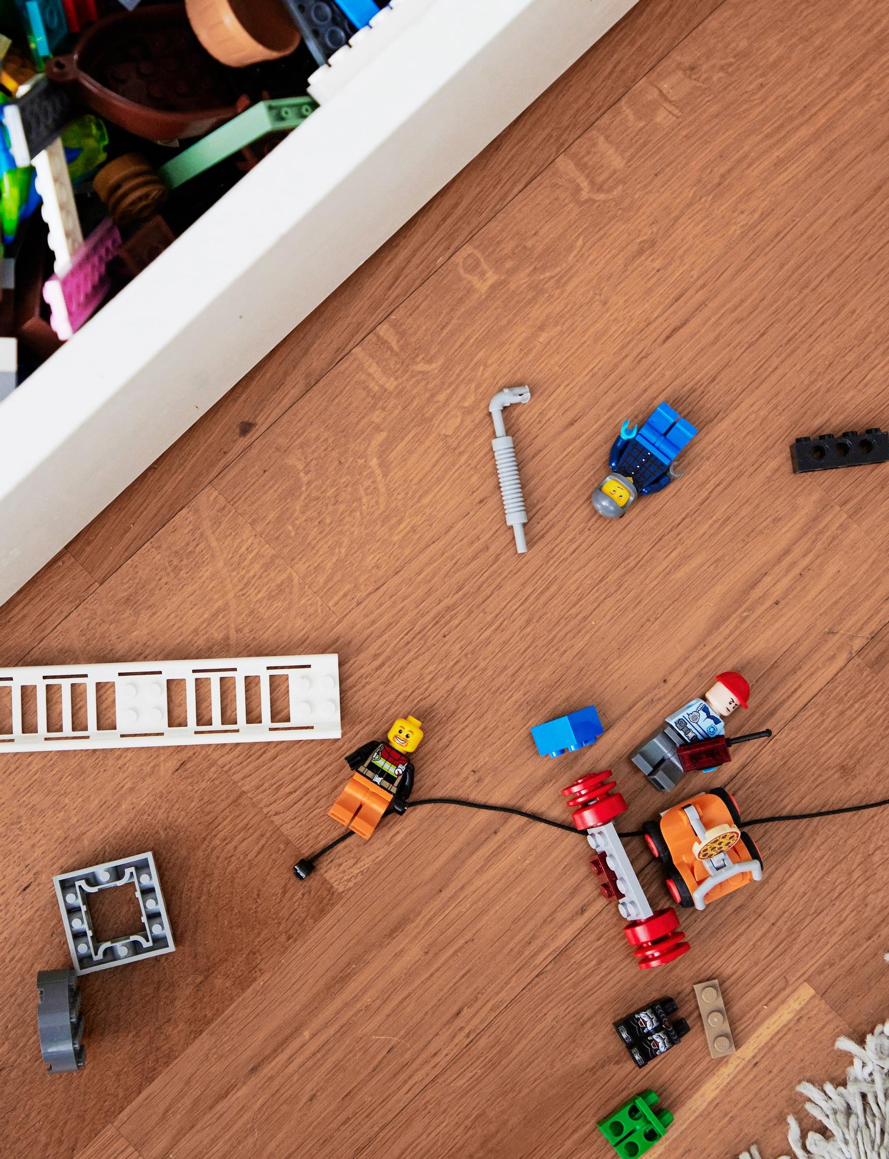 legoleikki Juha Itkosen kodin lattialla