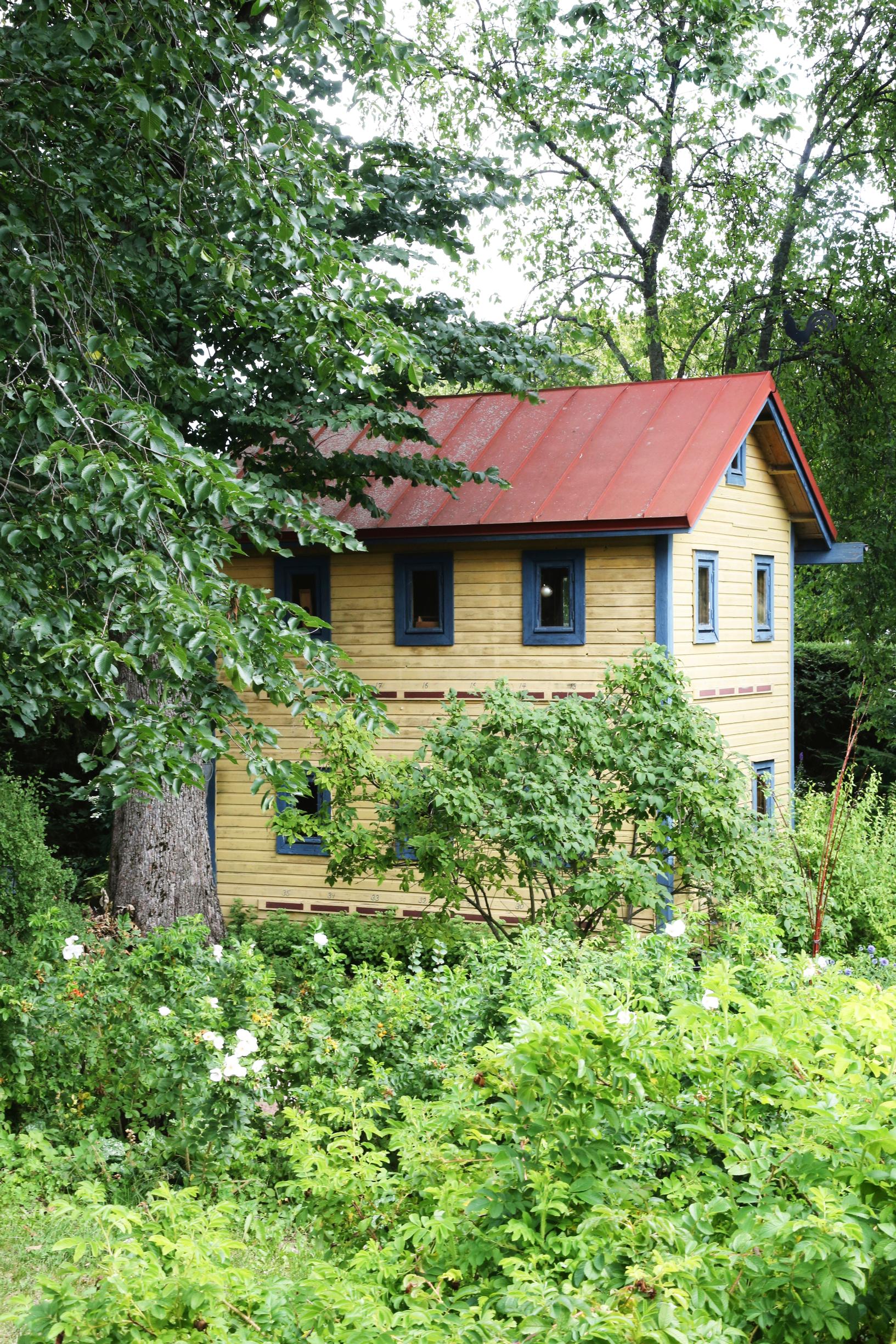 Mehiläispaviljonki metsän laidalla.