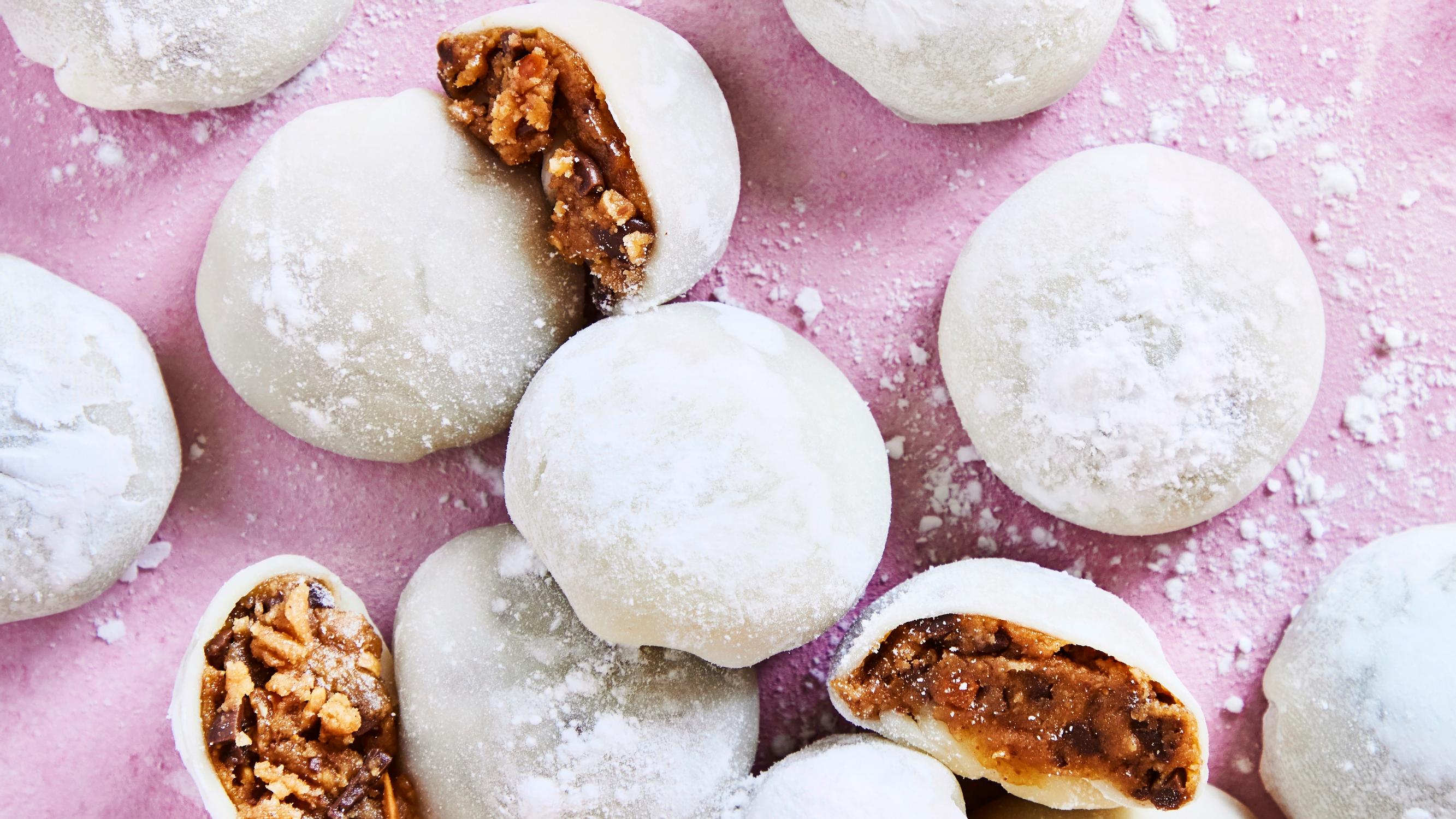 Keksitaikina-mochit – cookie dough -täytteiset japanilaiset mochit ovat keksihiiren unelmaleivonnainen