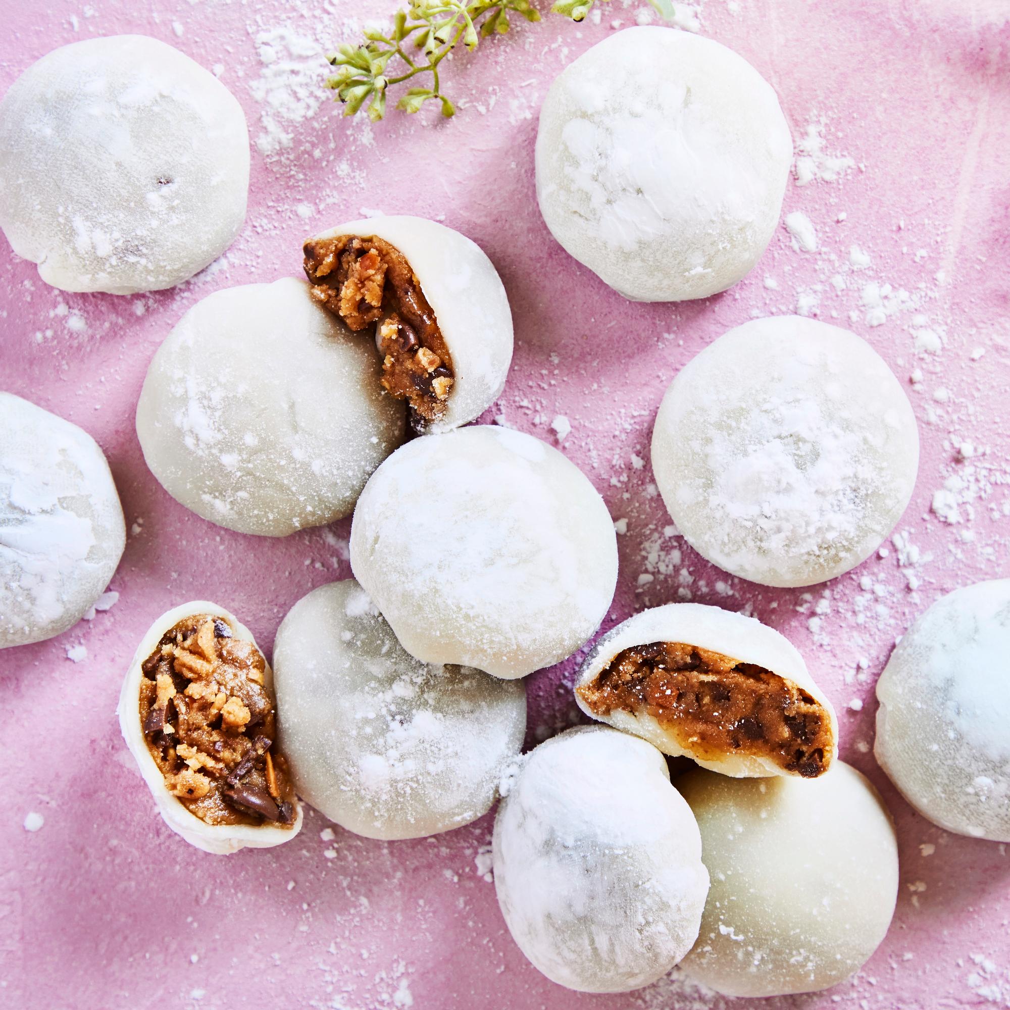 Keksitaikina-mochit – cookie dough -täytteiset japanilaiset mochit ovat keksihiiren unelmaleivonnainen