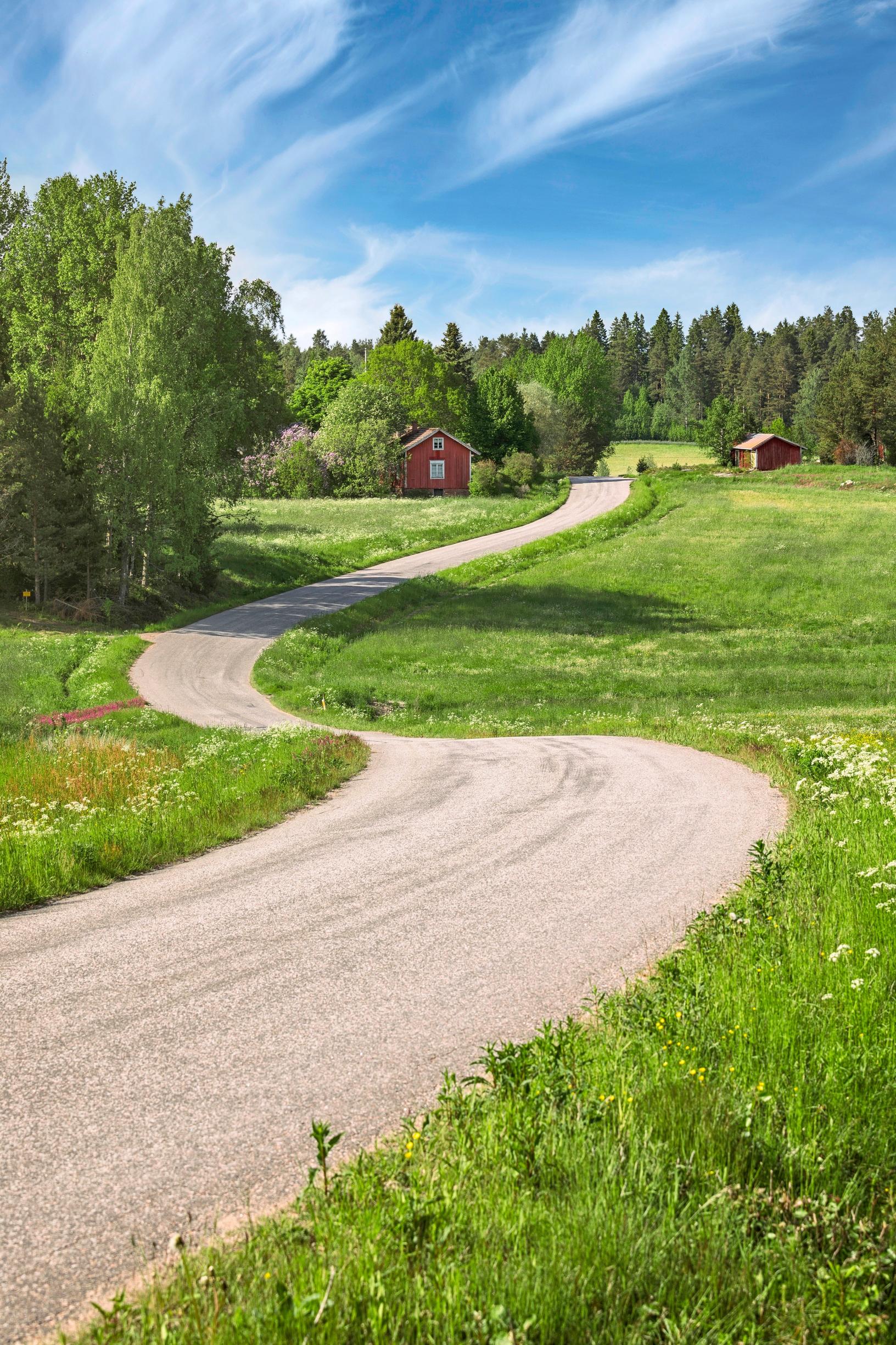 Mökkitie maaseutumaisemassa