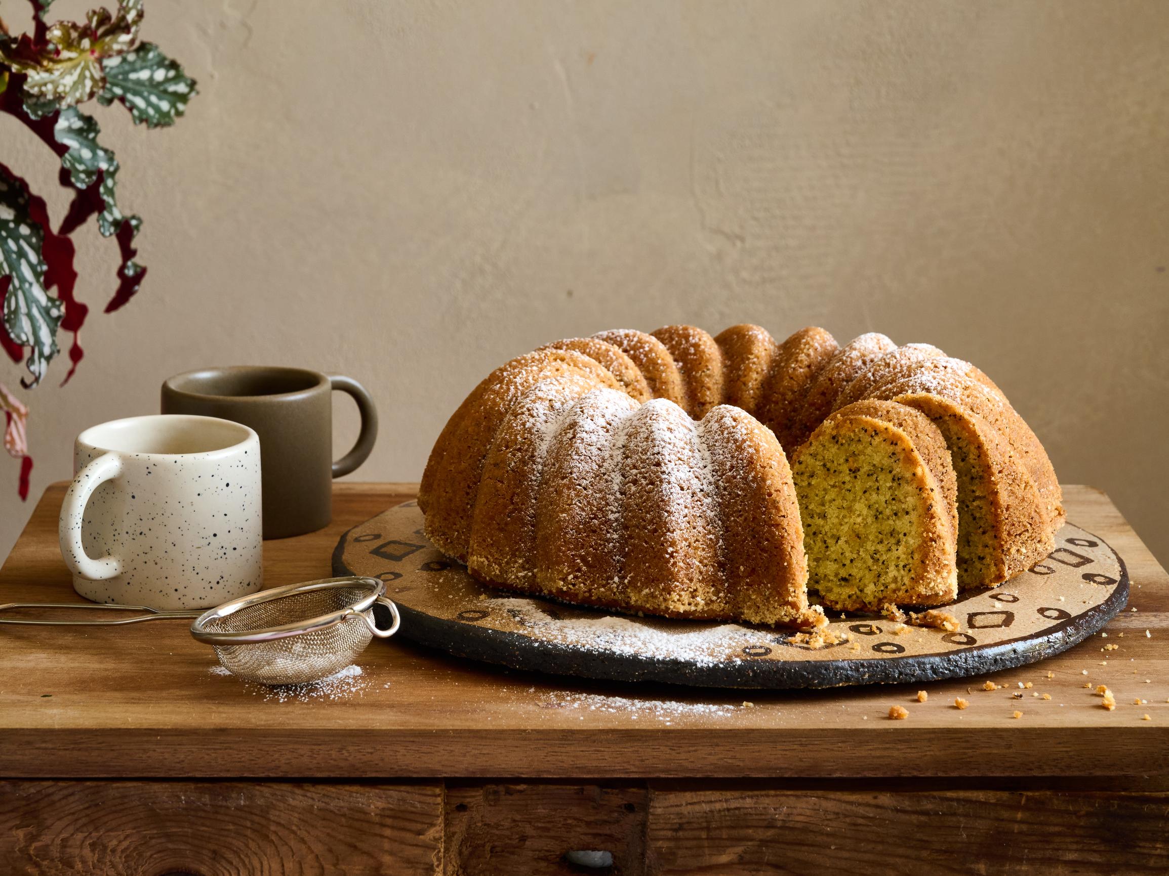 Unikonsiemenkakku hurmaa pähkinäisellä maullaan – mehevyyden salaisuus piilee mantelissa ja kermassa