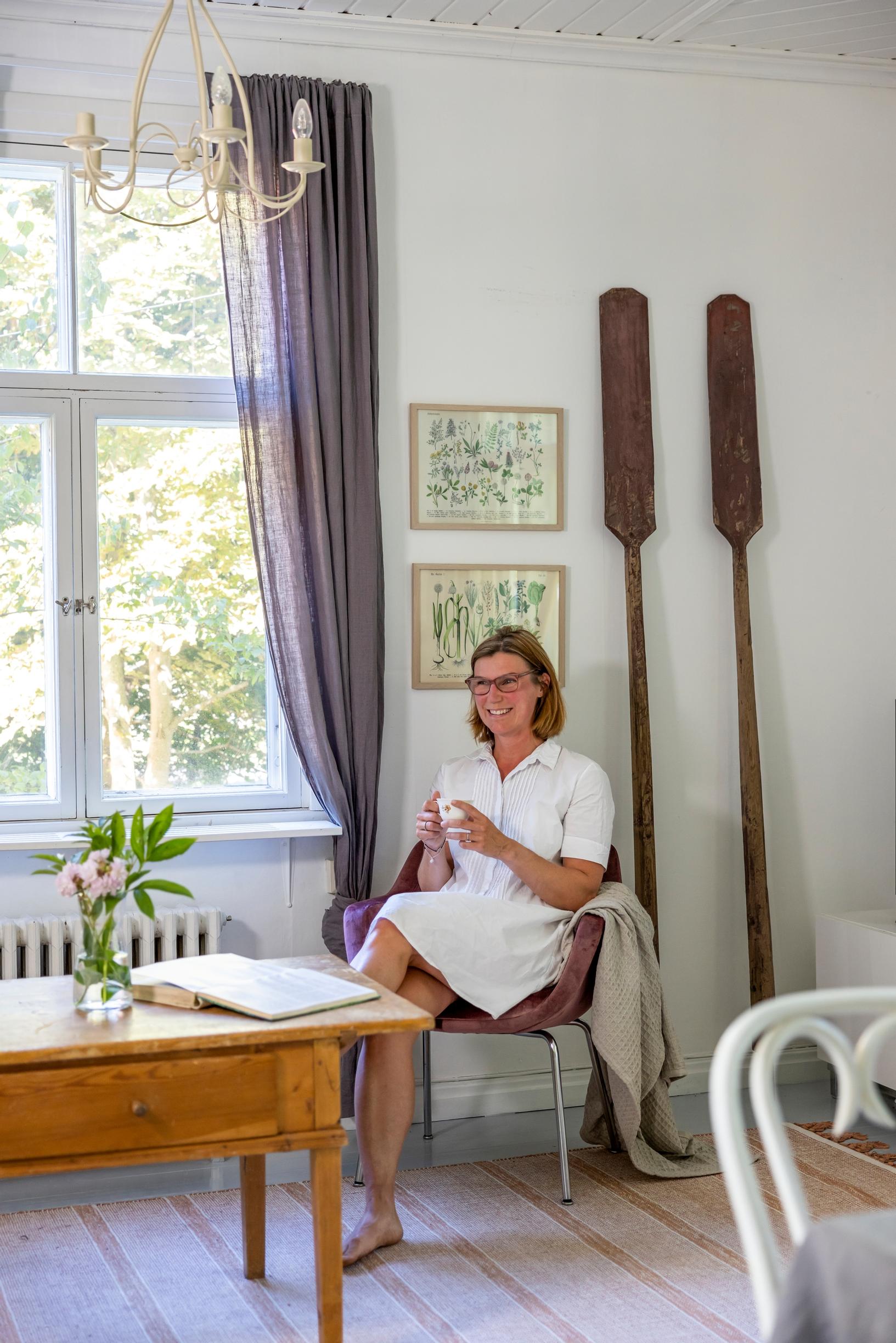Riikka Mäenpää istuu loma-asunnollaan Hangossa