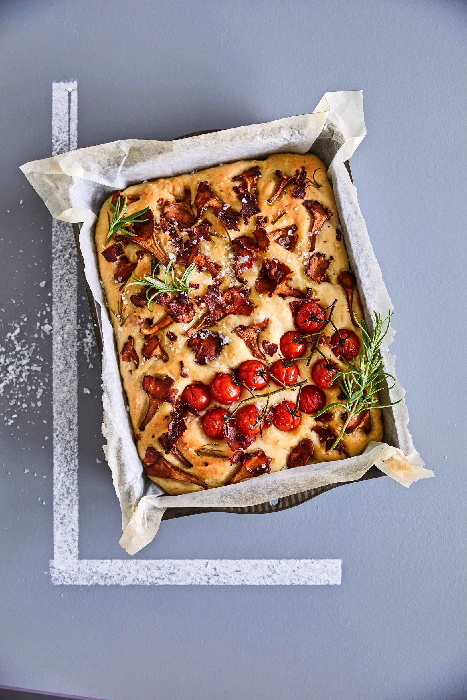Kantarelli-pekonifocaccia ja kirsikkatomaatteja