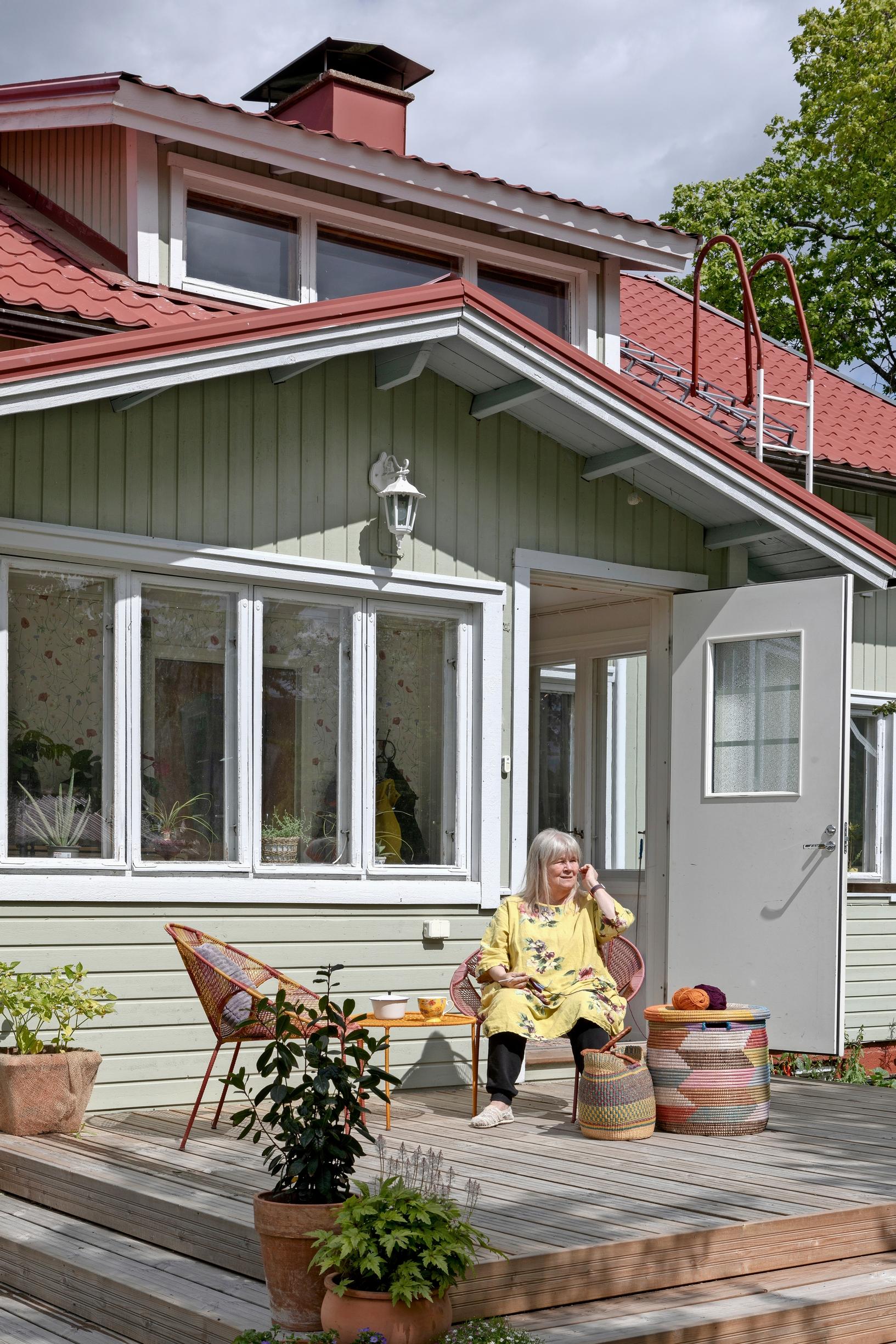 jaana kapari kotinsa terassilla