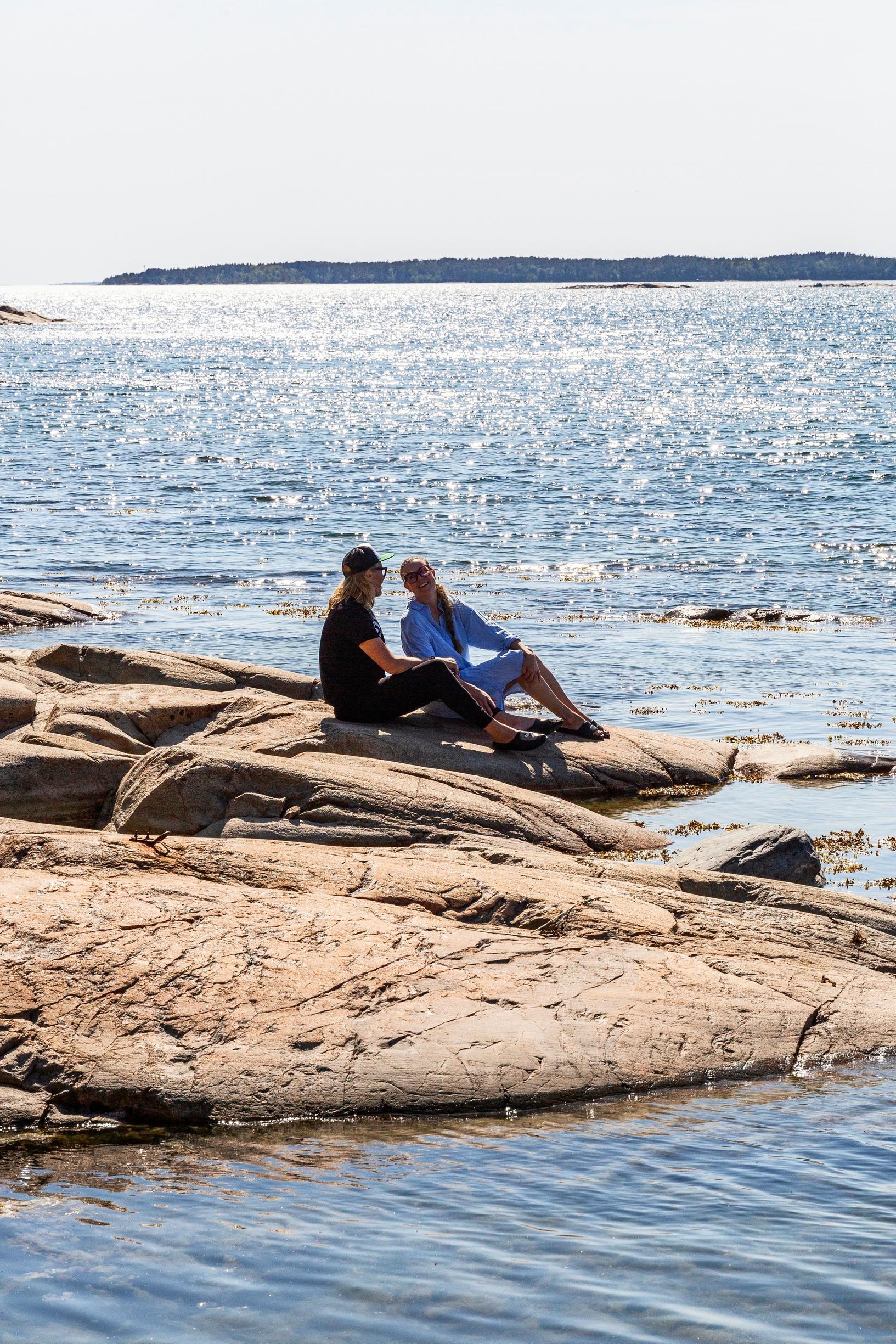 Minna ja Kalle Gummerus merenrantakallioilla