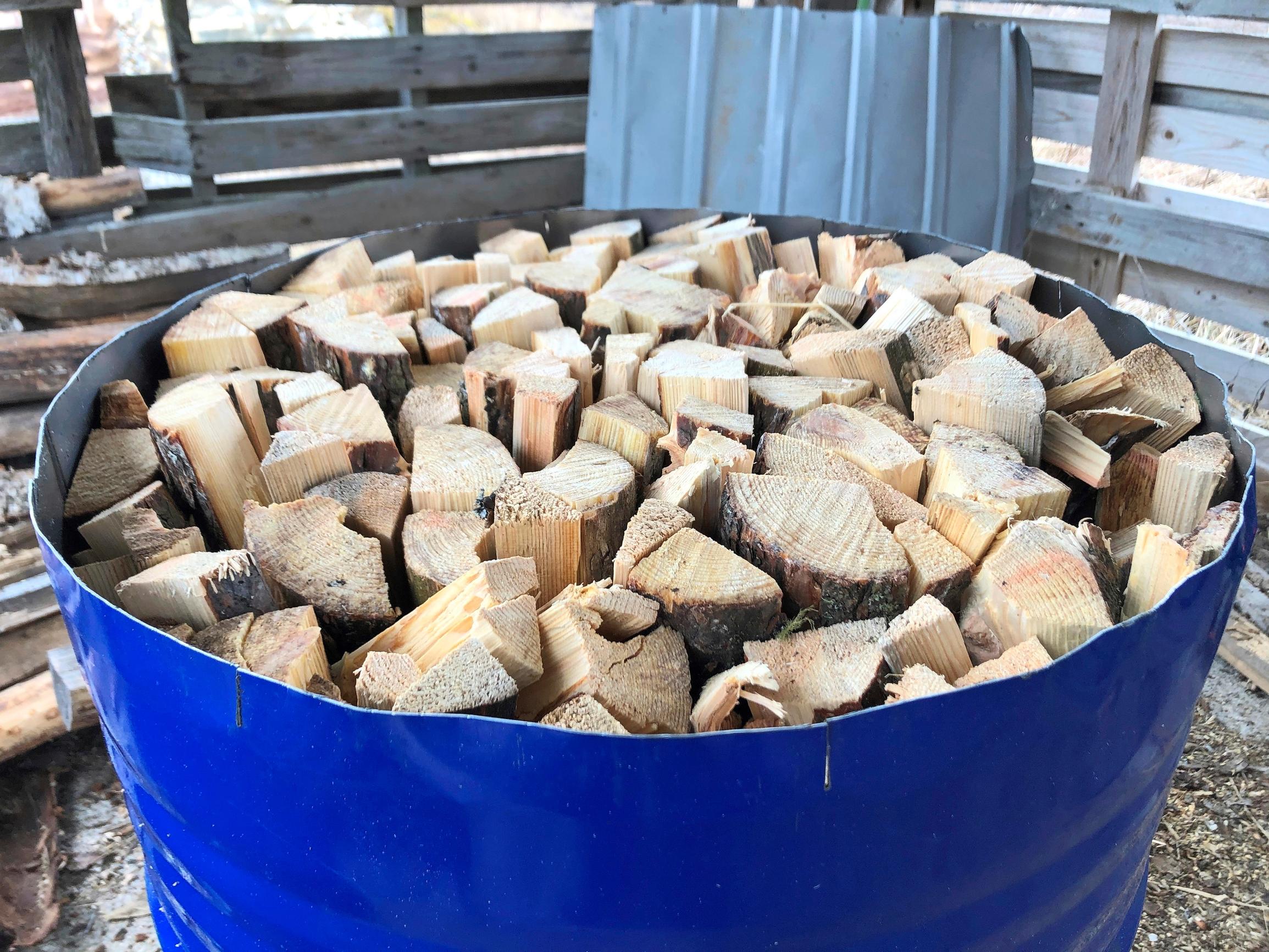 Tervaksia öljytynnyrissä