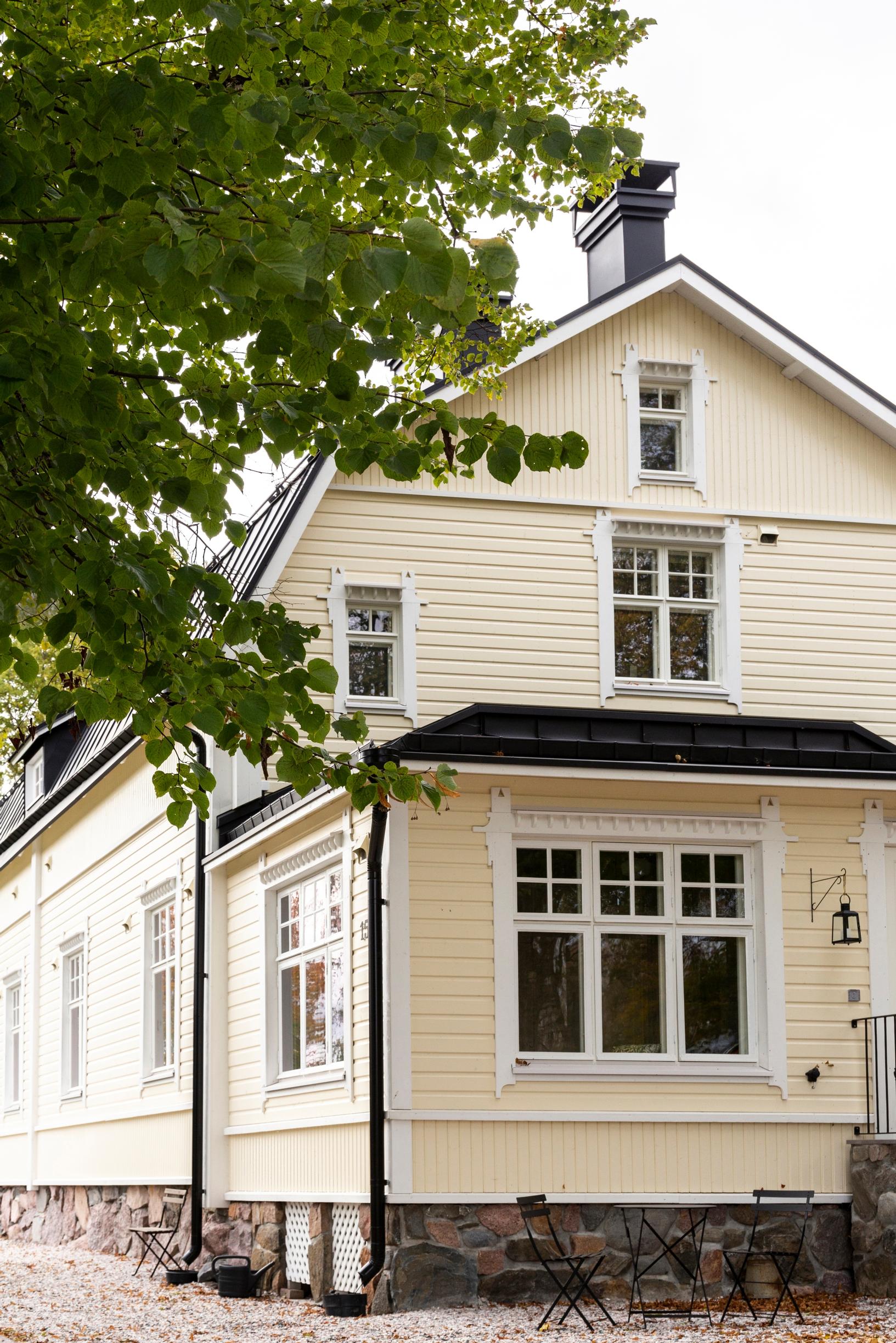  Immolan kartanon päärakennuksen keltainen puujulkisivu.