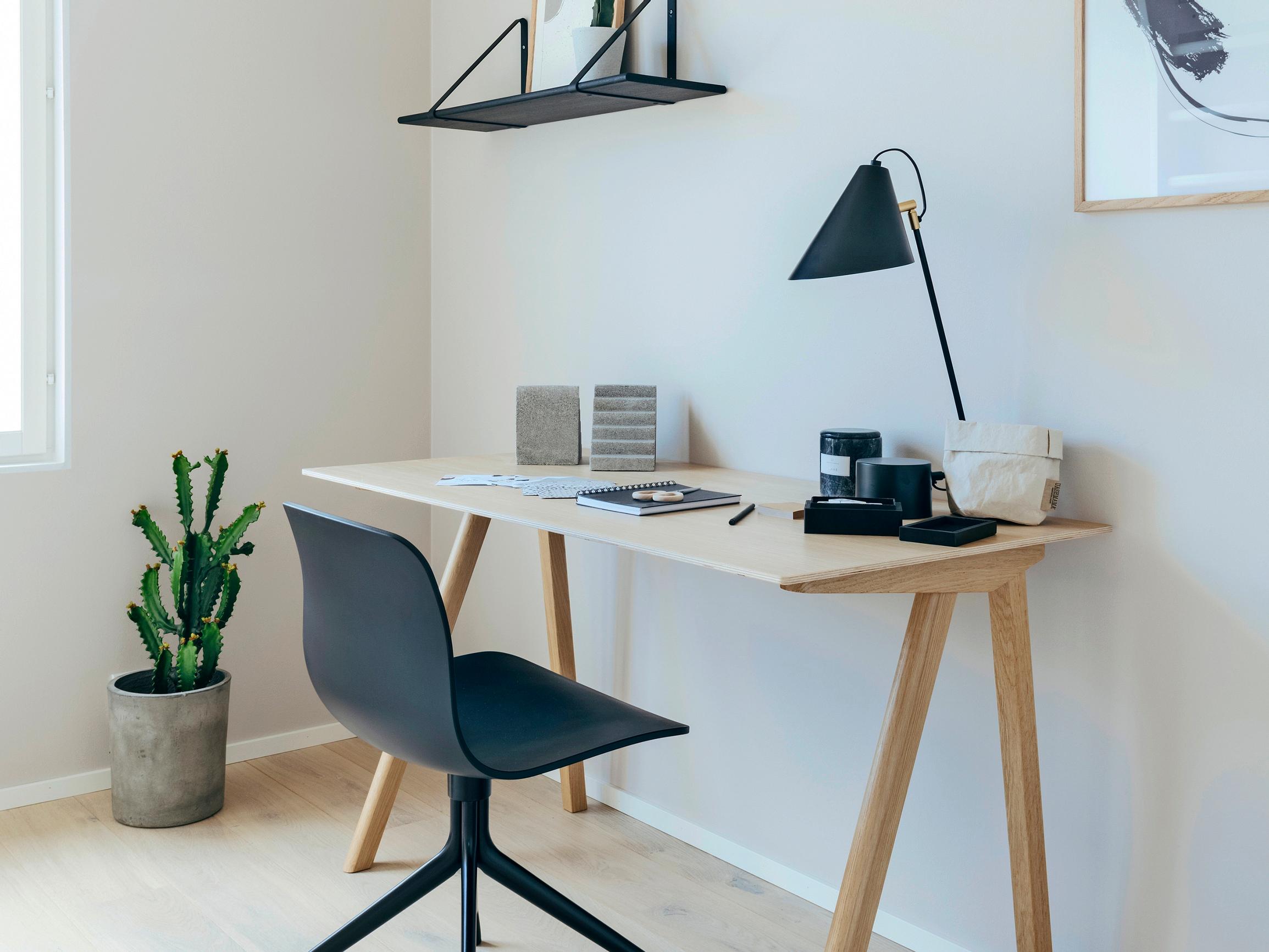 Kevytrakenteisia kalusteita, kaunislinjaisia työtuoleja ja hyvää kohdevaloa – kurkkaa 4 työhuoneideaa, joita on helppo soveltaa pienempäänkin tilaan
