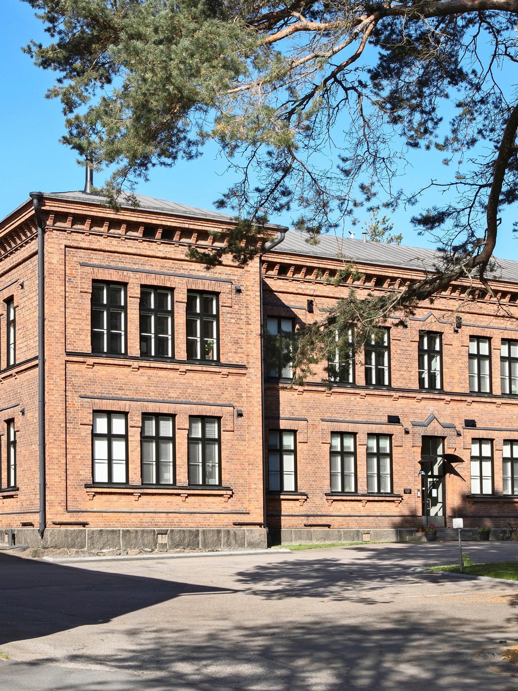 Kolme ystävystä osti vuosia tyhjillään seisseen varuskuntasairaalan ja remontoi sen loft-asunnoiksi itselleen ja myyntiin