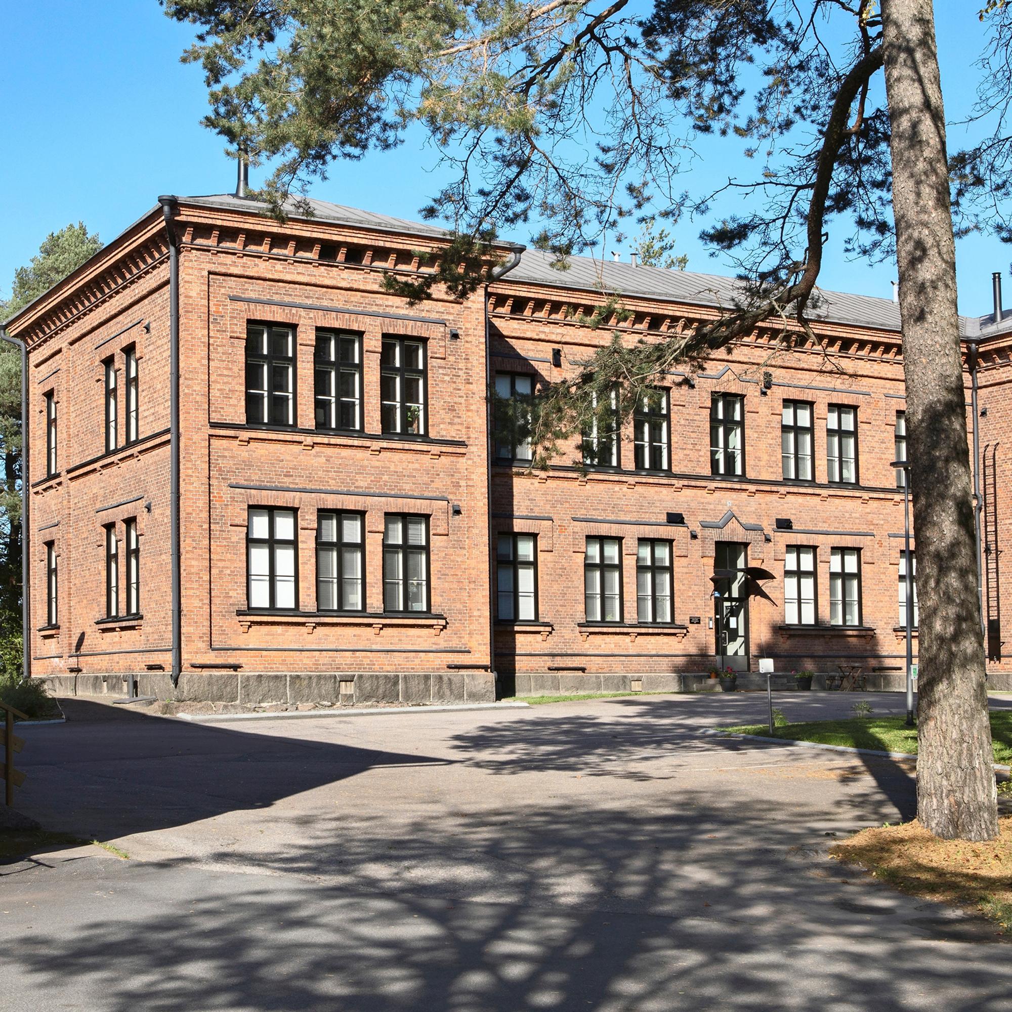 Kolme ystävystä osti vuosia tyhjillään seisseen varuskuntasairaalan ja remontoi sen loft-asunnoiksi itselleen ja myyntiin