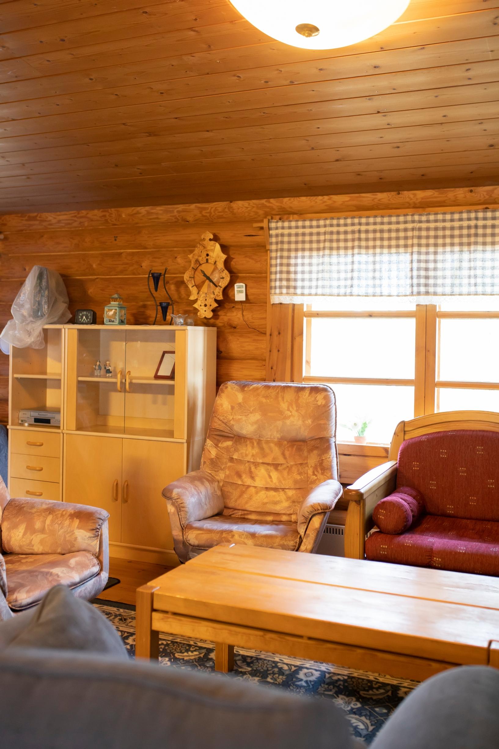 Mökin olohuone ennen remonttia