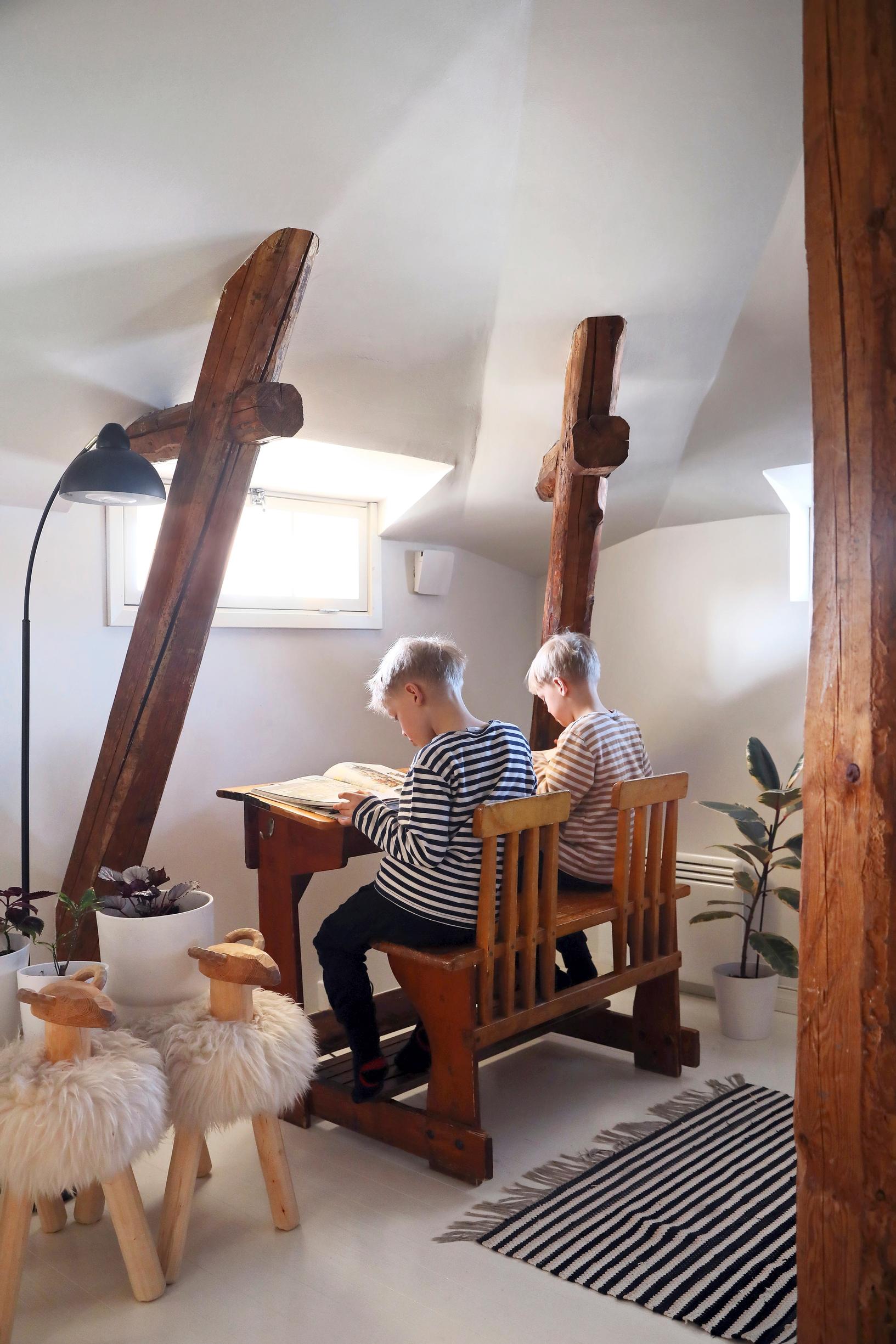 Oliver ja Elias hulppeassa huoneessaan.