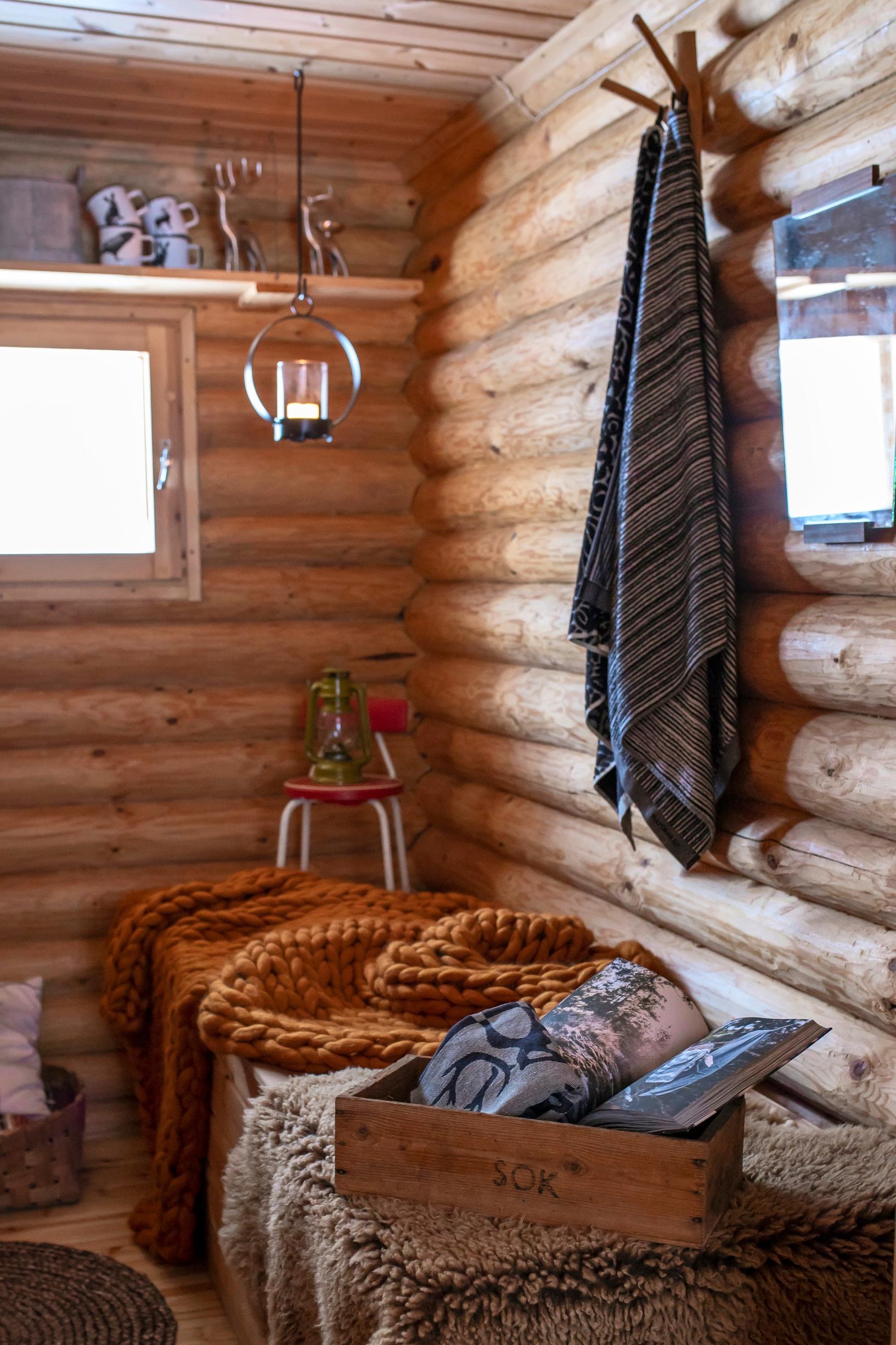 Saunan eteisessä on mukava tunnelma