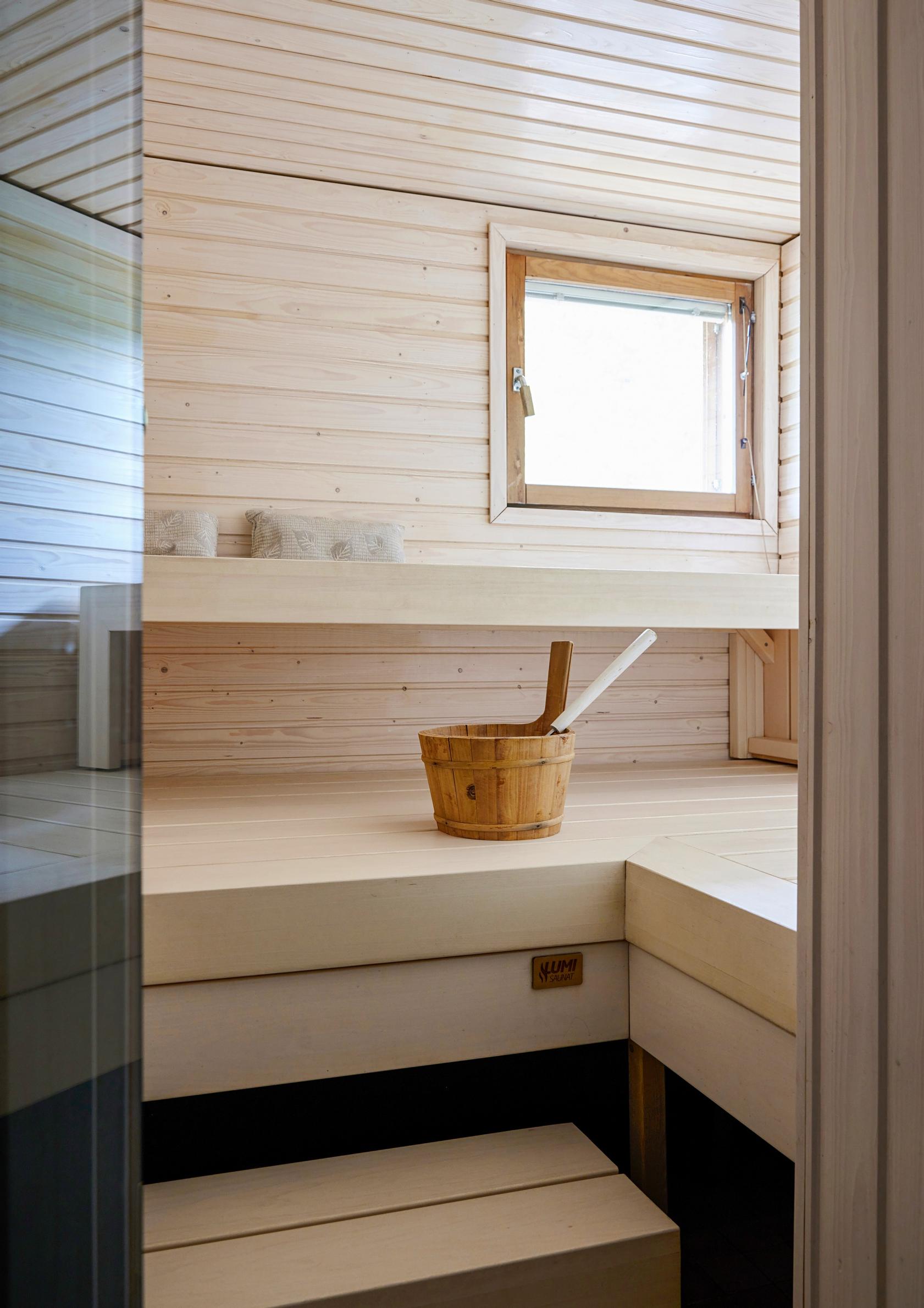 Haapalauteet ja kuusipaneeliseinät saunassa