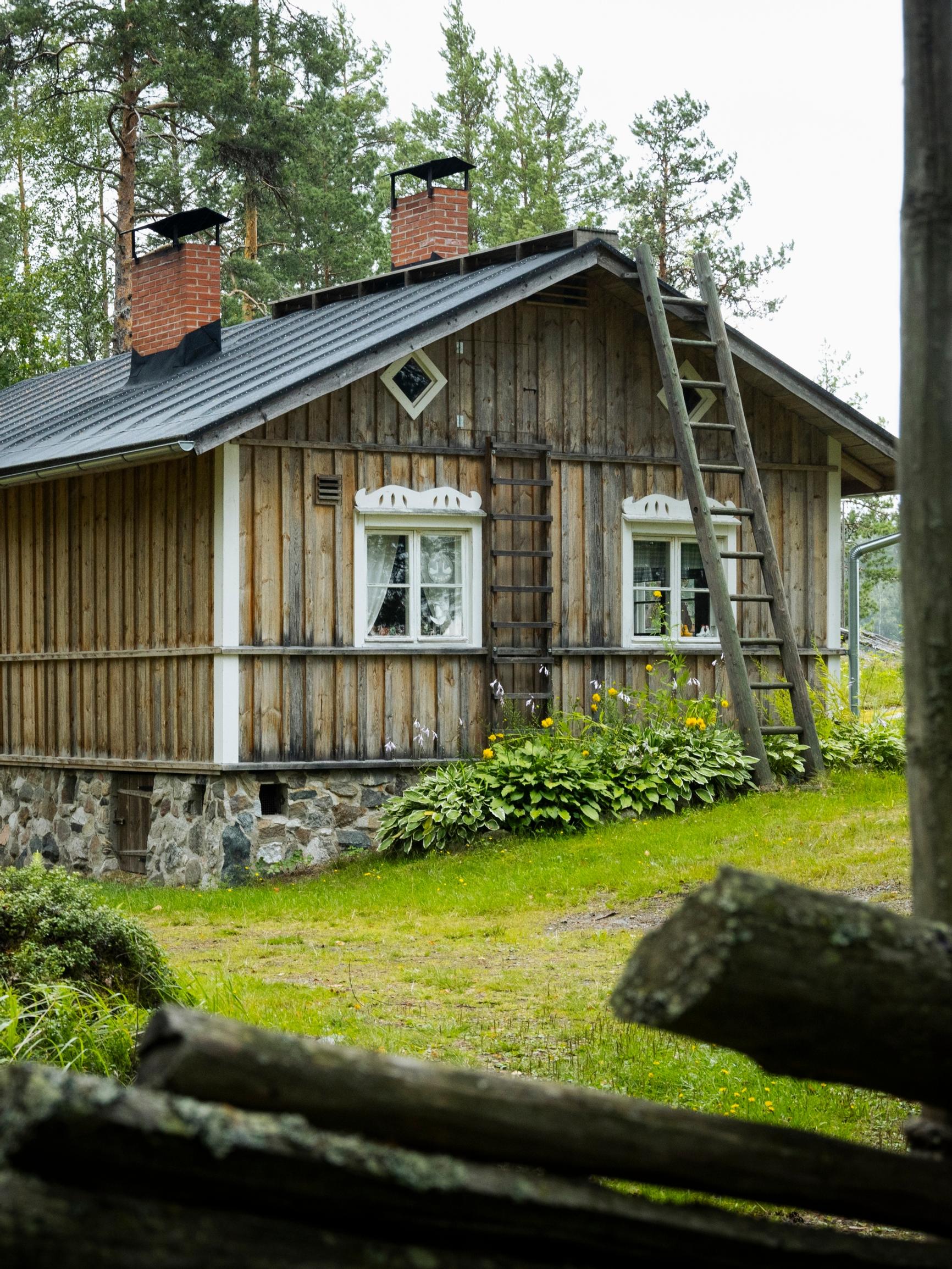 Todellinen aikamatka! Raija ja Raimo rakensivat vaikuttavan perinnemiljöön – tonttia ympäröi riukuaita ja kivijalkaan otettiin mallia linnasta