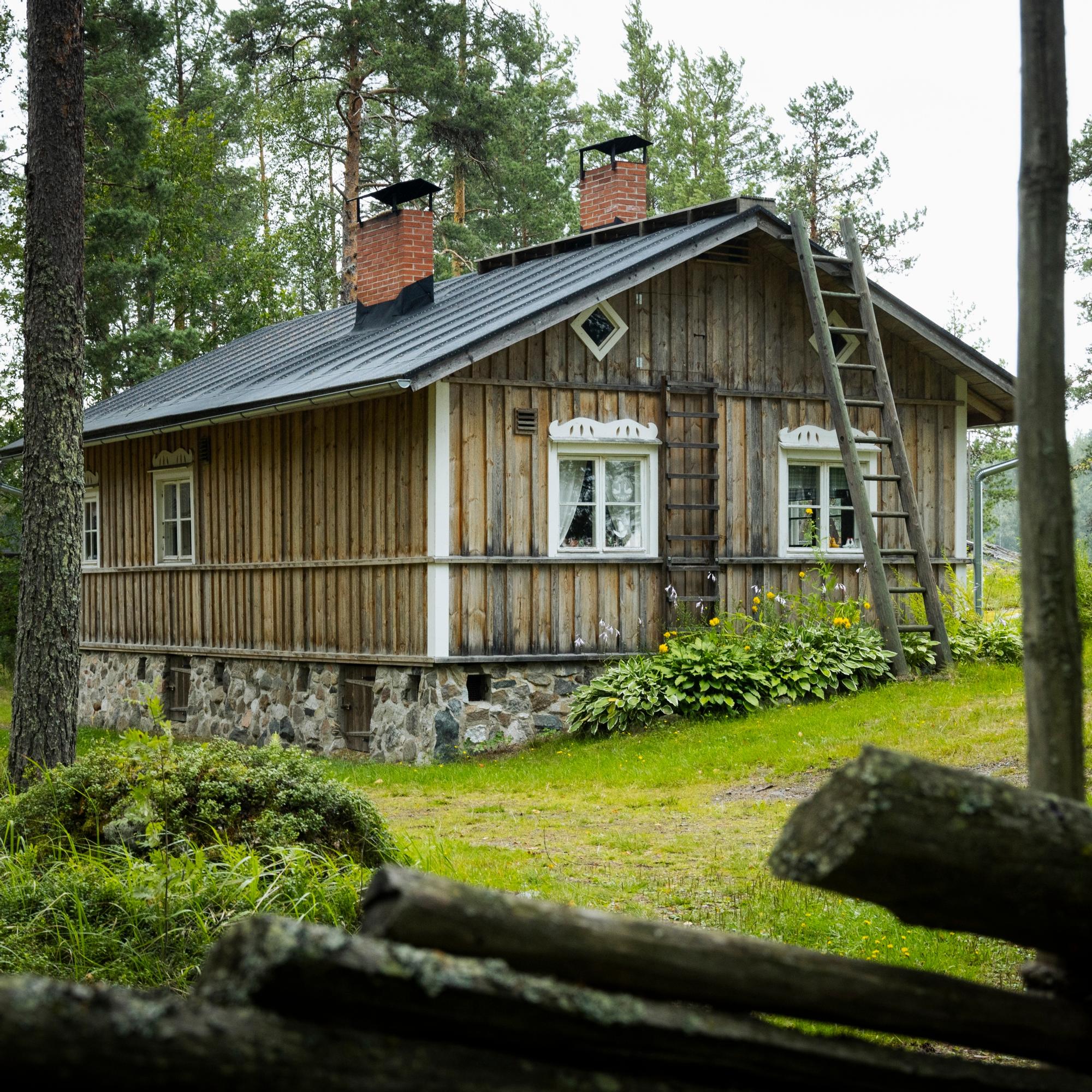 Todellinen aikamatka! Raija ja Raimo rakensivat vaikuttavan perinnemiljöön – tonttia ympäröi riukuaita ja kivijalkaan otettiin mallia linnasta