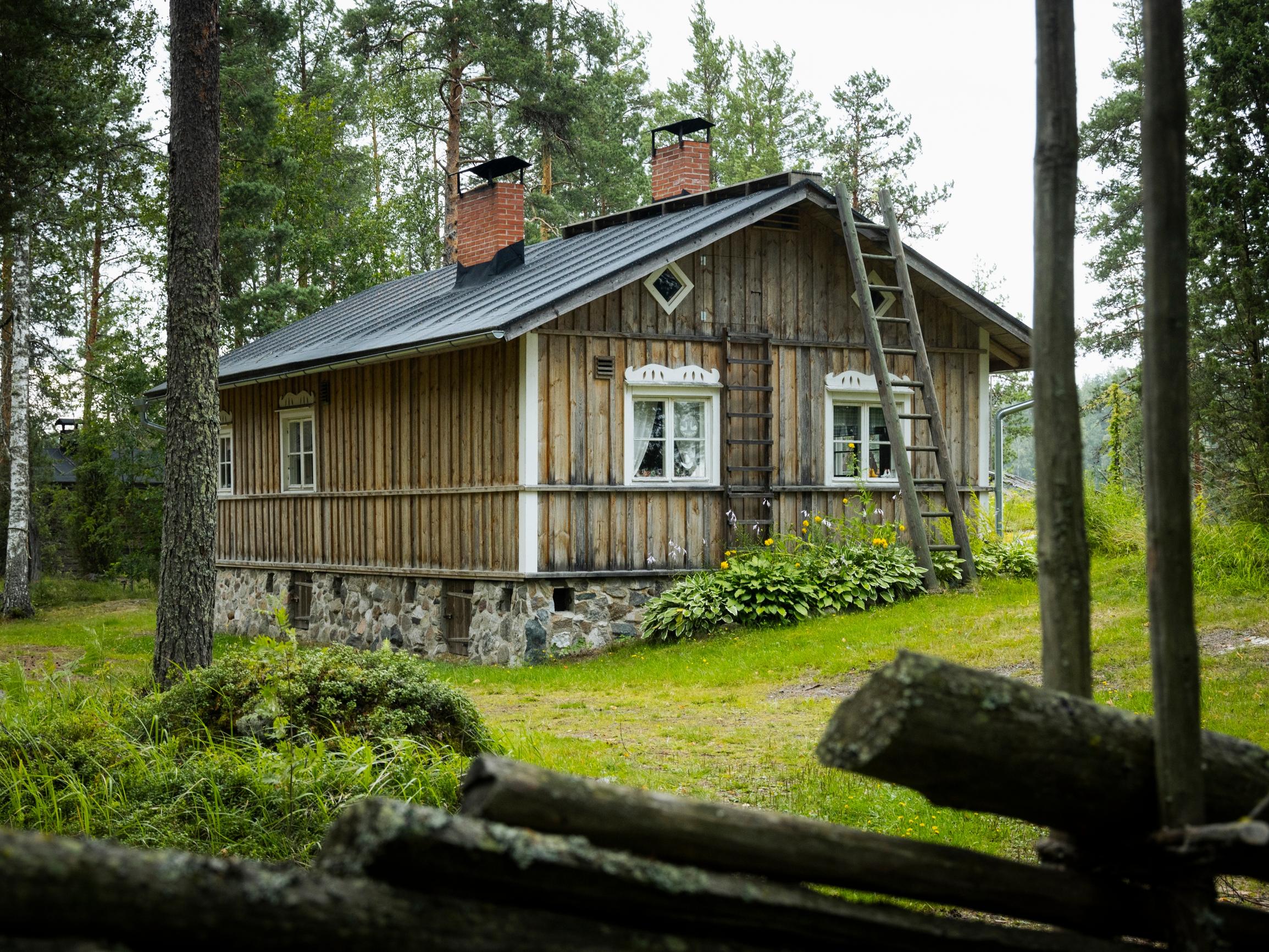 Todellinen aikamatka! Raija ja Raimo rakensivat vaikuttavan perinnemiljöön – tonttia ympäröi riukuaita ja kivijalkaan otettiin mallia linnasta