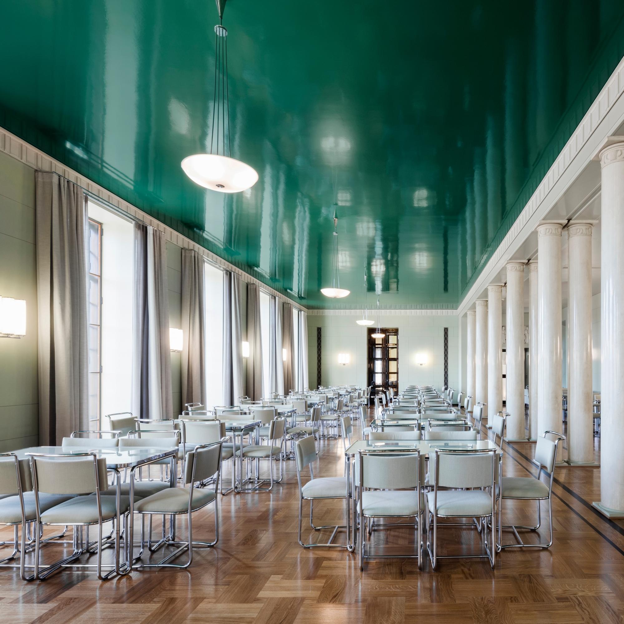 Väri-inspiraatiota vallan kehdosta! Eduskuntatalossa voi bongata turkoosin katon ja upeita väriyhdistelmiä art deco -tyyliin