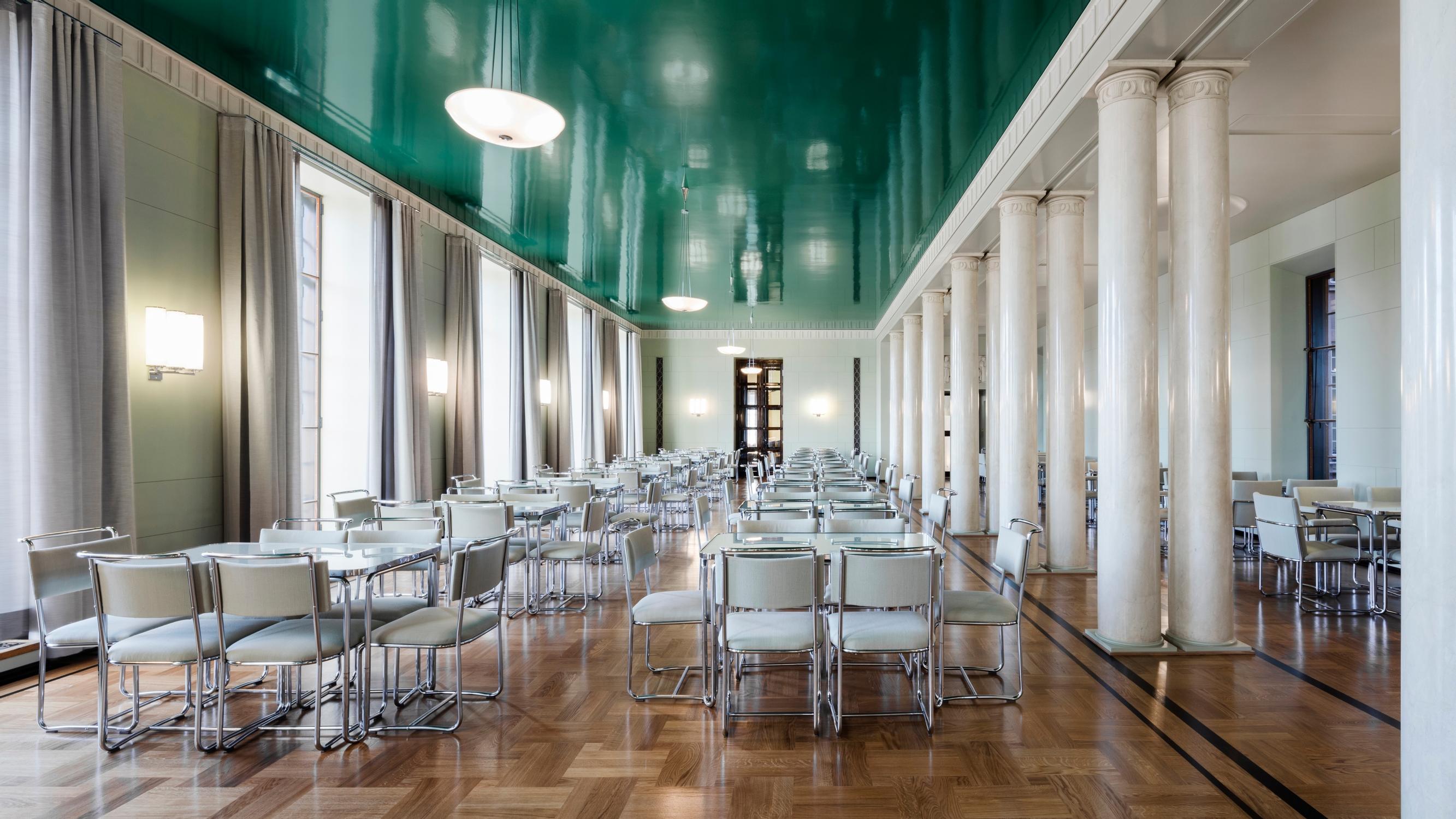Väri-inspiraatiota vallan kehdosta! Eduskuntatalossa voi bongata turkoosin katon ja upeita väriyhdistelmiä art deco -tyyliin