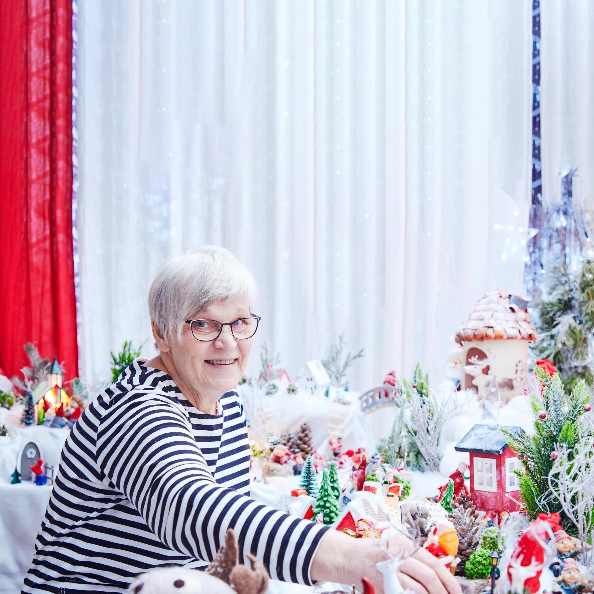 Riitan joulumaailma täyttää koko terassin: ”Tonttulandian vanhimmat tontut ovat 30 vuoden takaa”