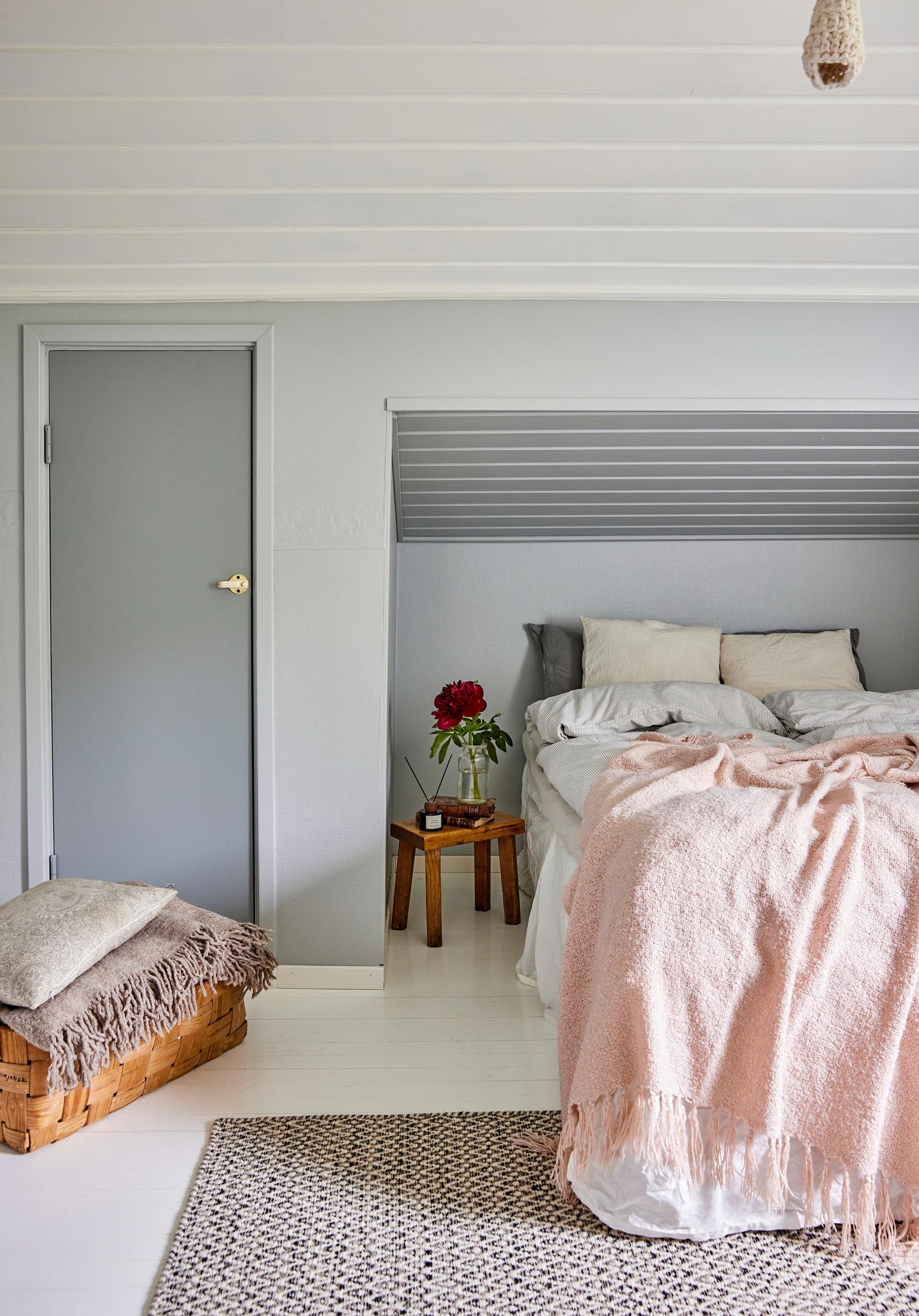 Vanhempien makuuhuoneen sisustusta