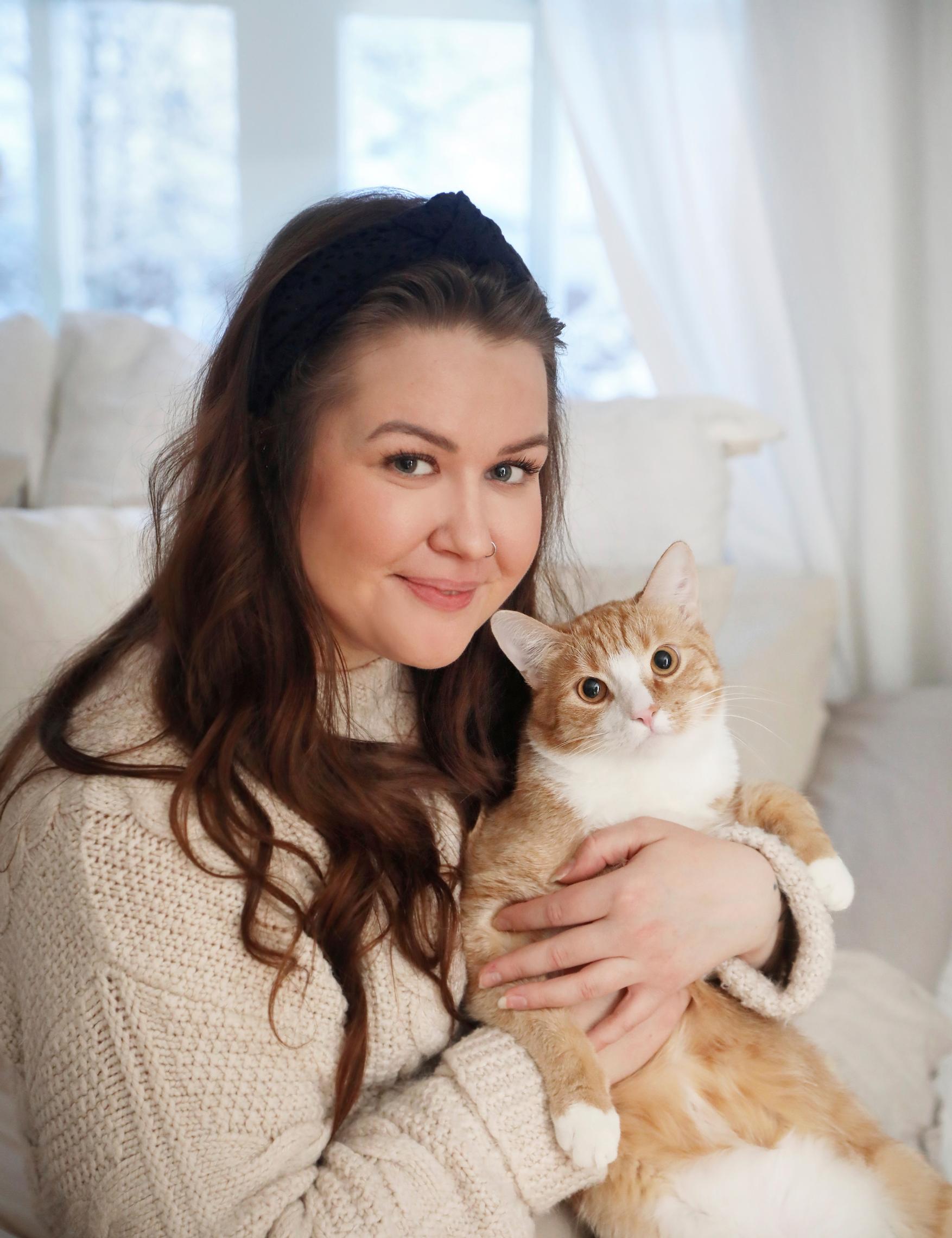 Jemina ja sylissä kissa