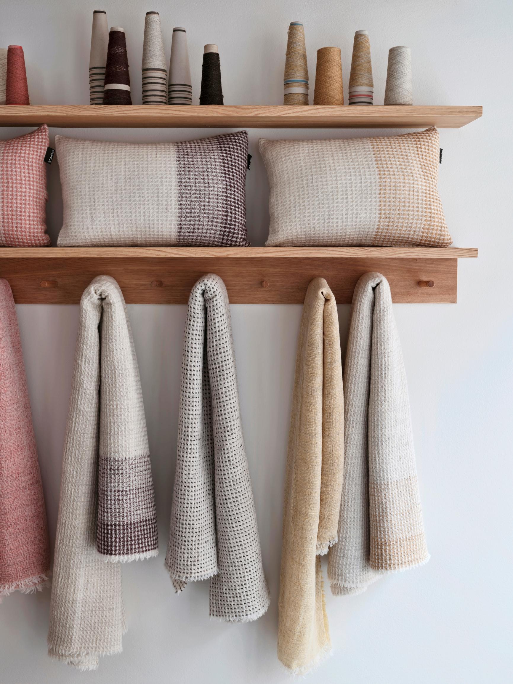 Bondenin villatuotteita naulakóssa