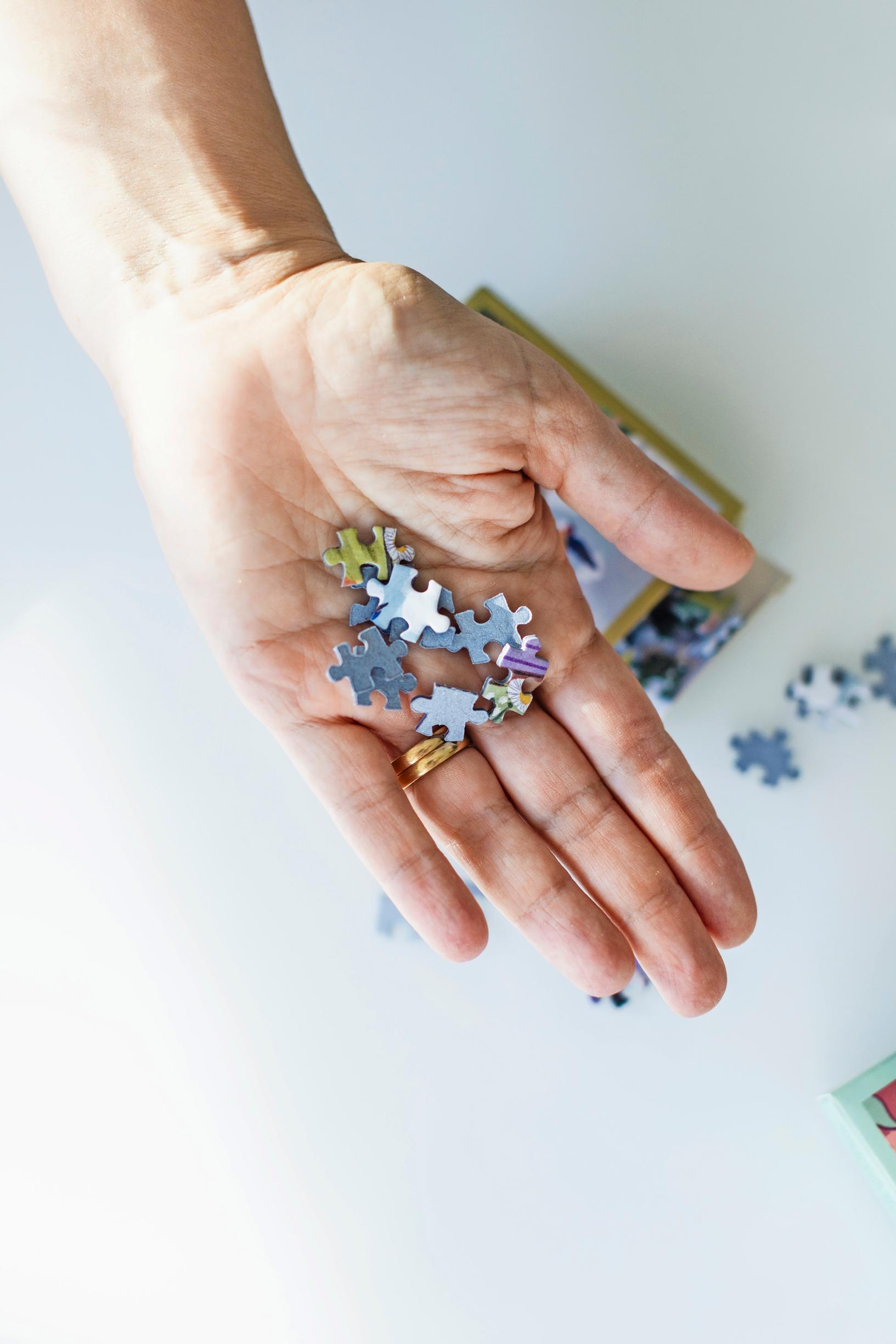 Kuva palapelinpaloista naisen kädessä.