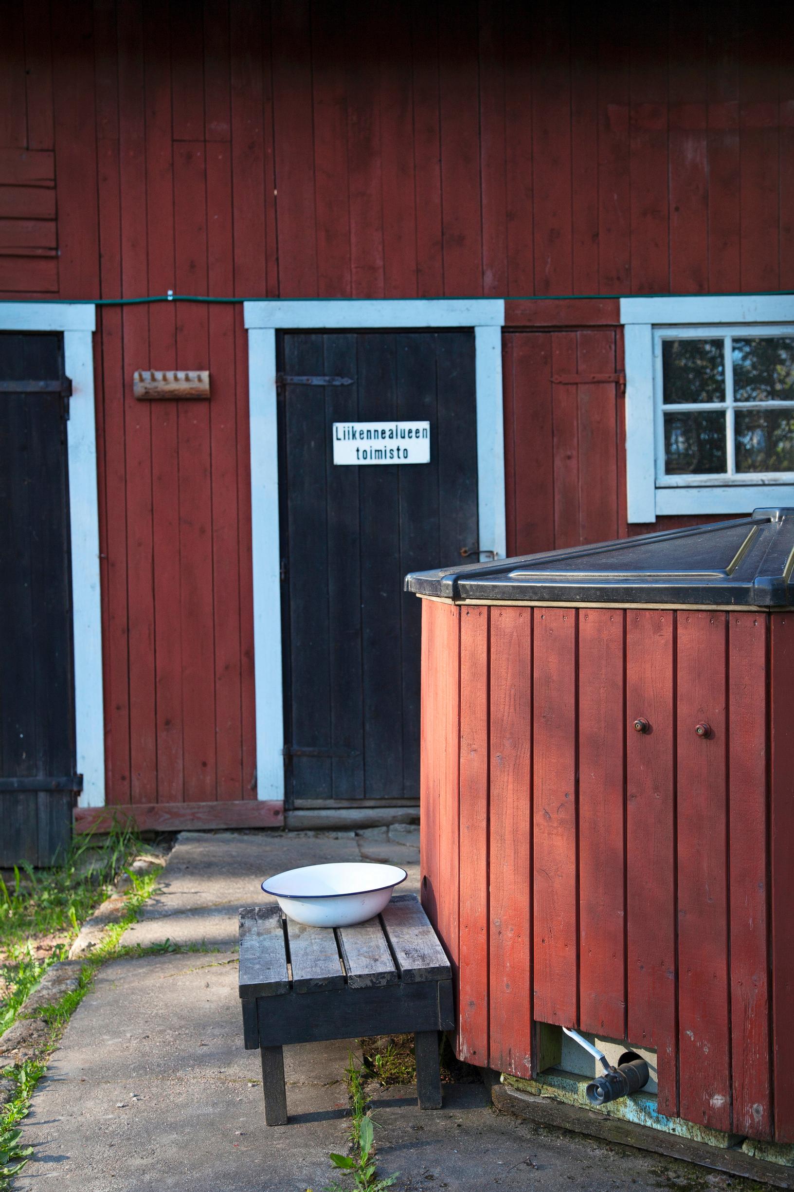 Hevostilan punainen palju.