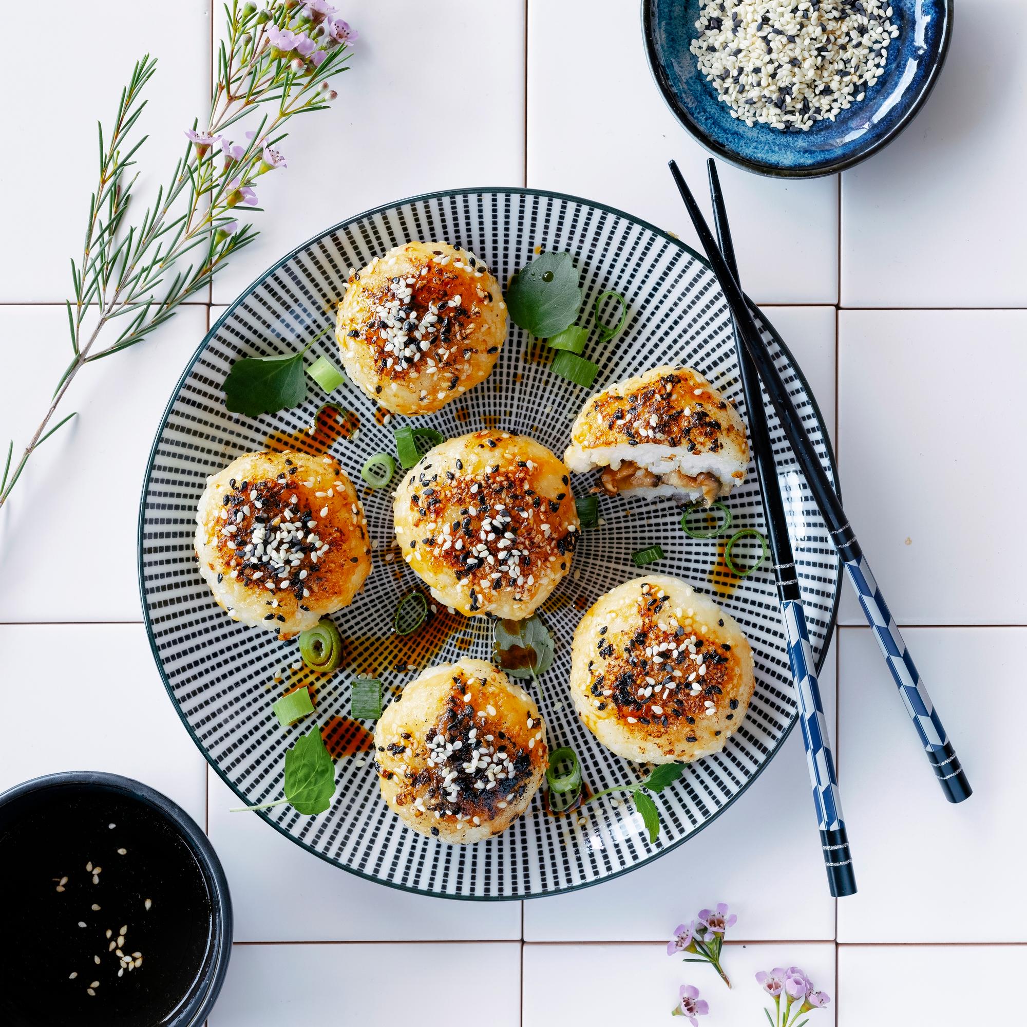 Yaki onigiri – nauti rapeiksi paistetut riisipallot mausteisen dippikastikkeen kera