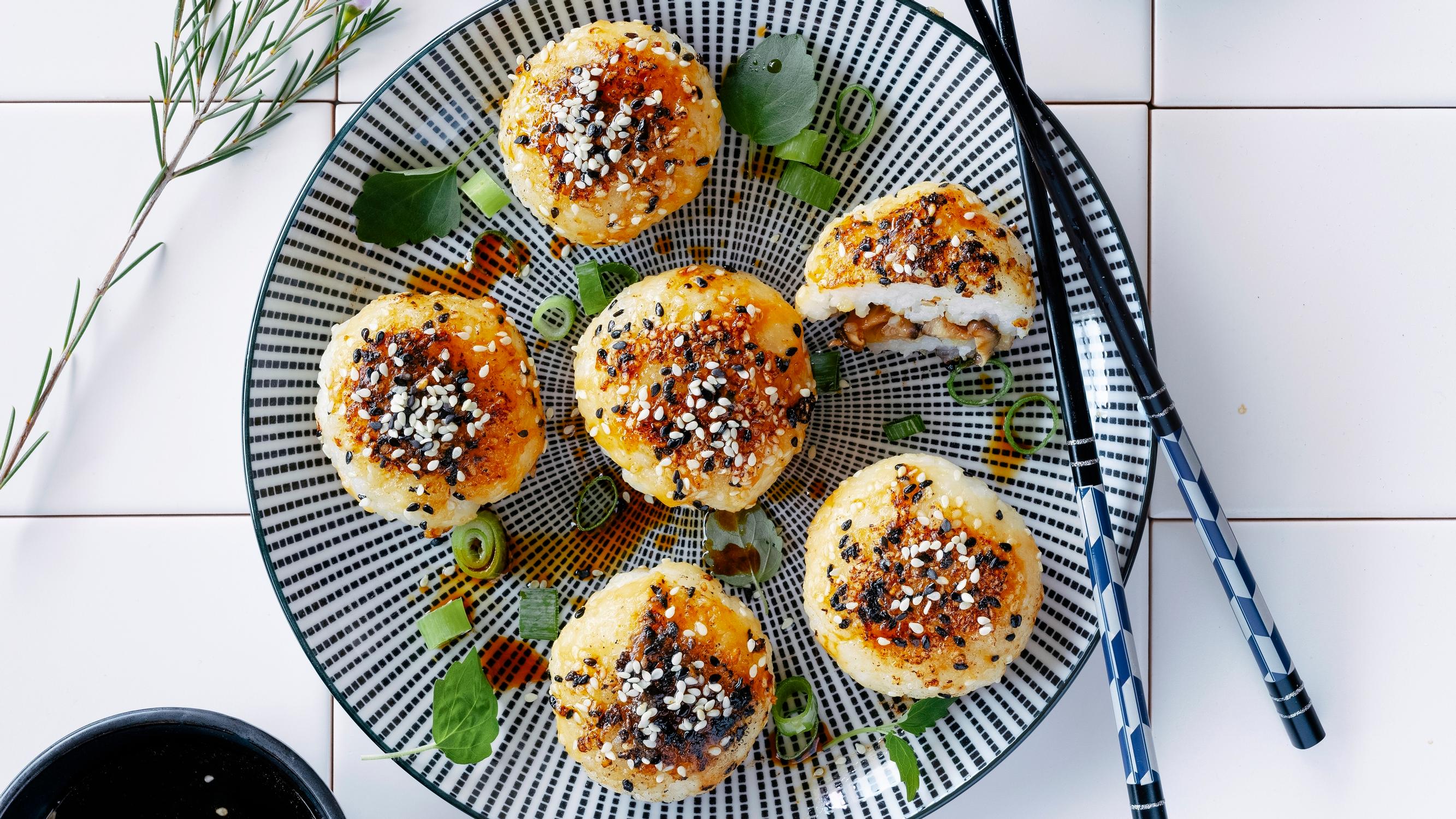 Yaki onigiri – nauti rapeiksi paistetut riisipallot mausteisen dippikastikkeen kera