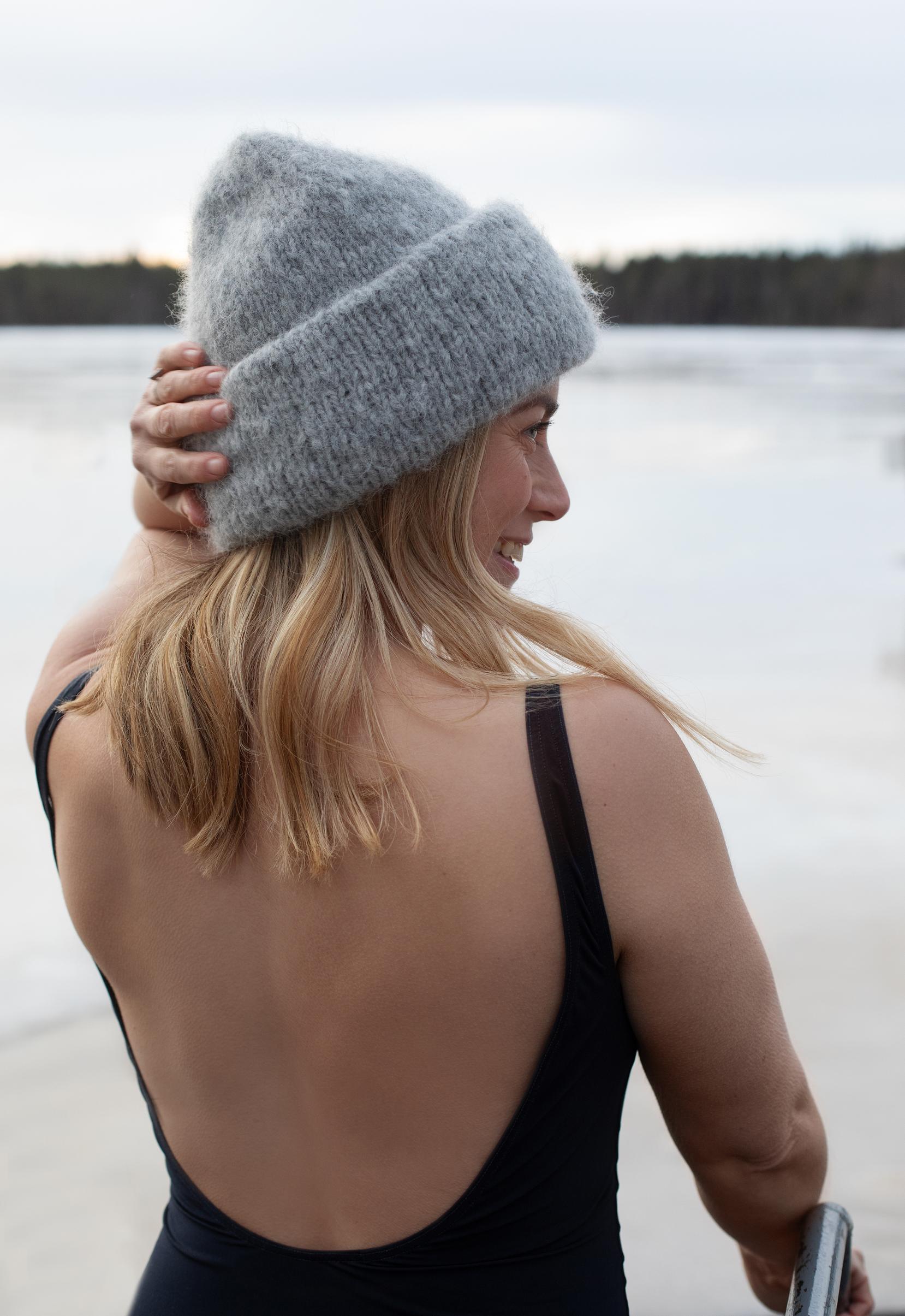 Iina Kuustonen ja harmaa Love-pipo