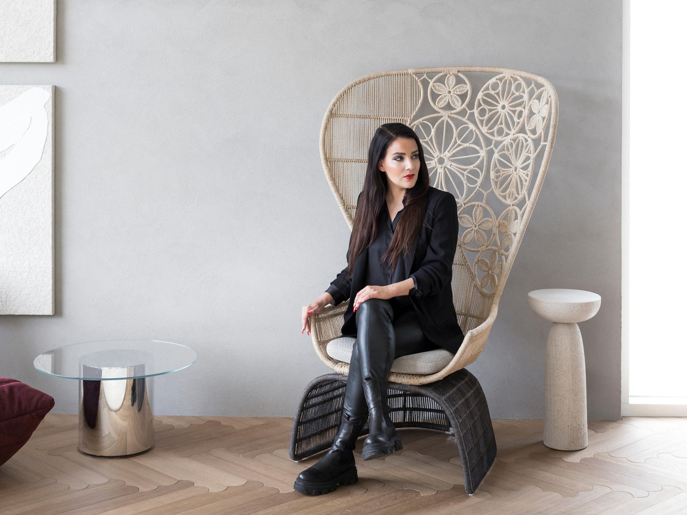 Muotojen ja materiaalien ilotulitus – suosikkisuunnittelija Laura Seppänen sai vapaat kädet sisustaa uudiskohteen, jossa ei ole vielä asukkaita