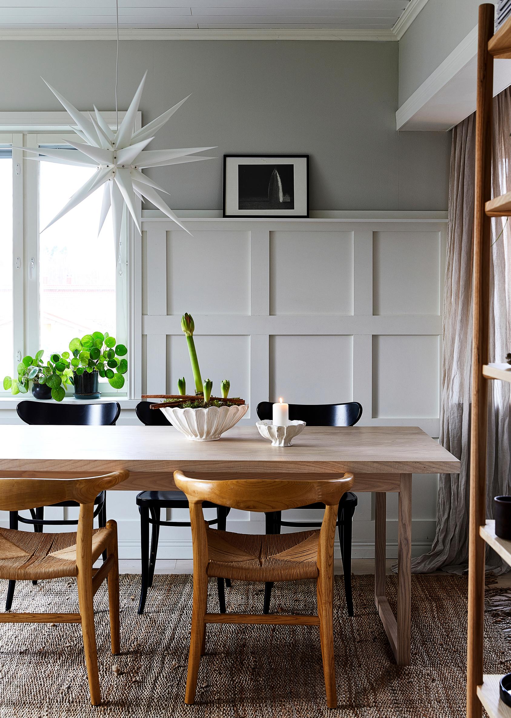 Ruokailutilan vaalea seinäpanelointi