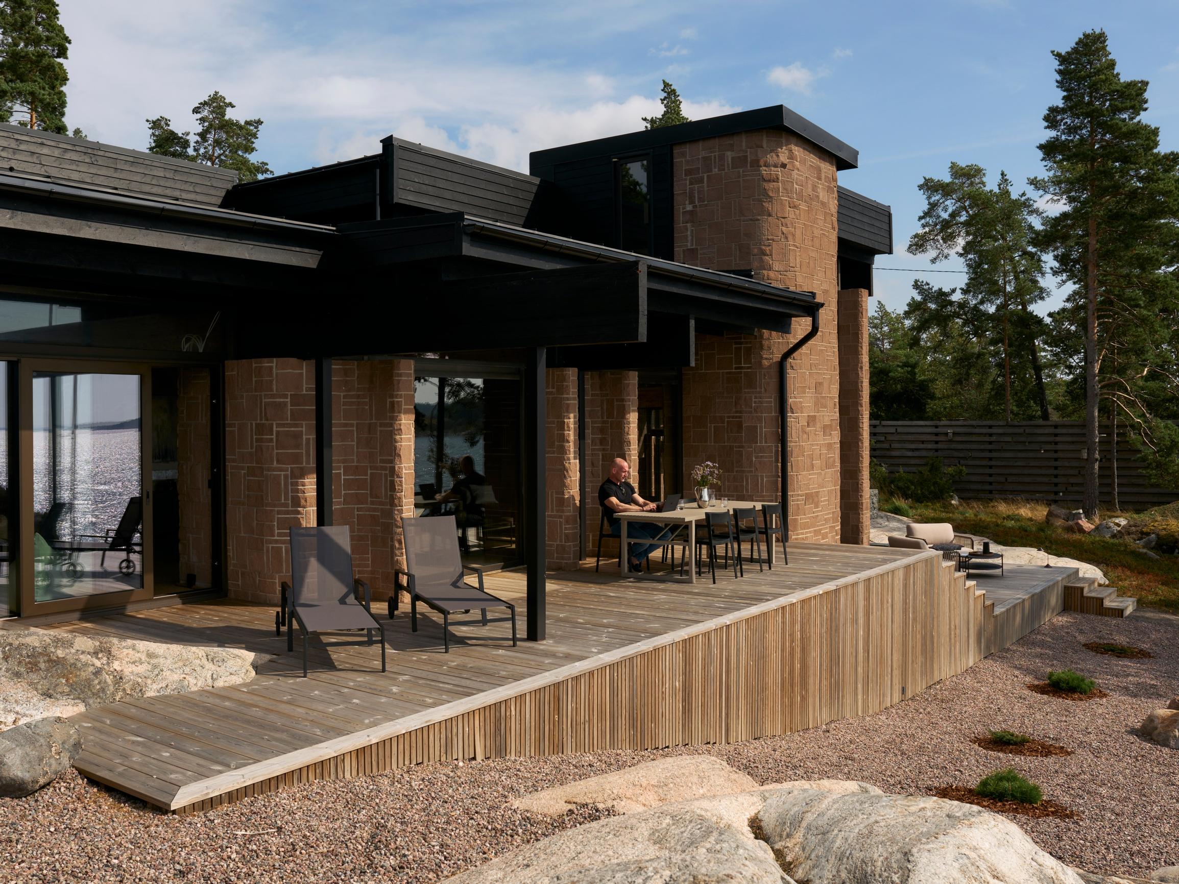 Ainutlaatuinen huvila karussa saaristossa – Erkan perhe ihastui 70-luvun talon karismaan