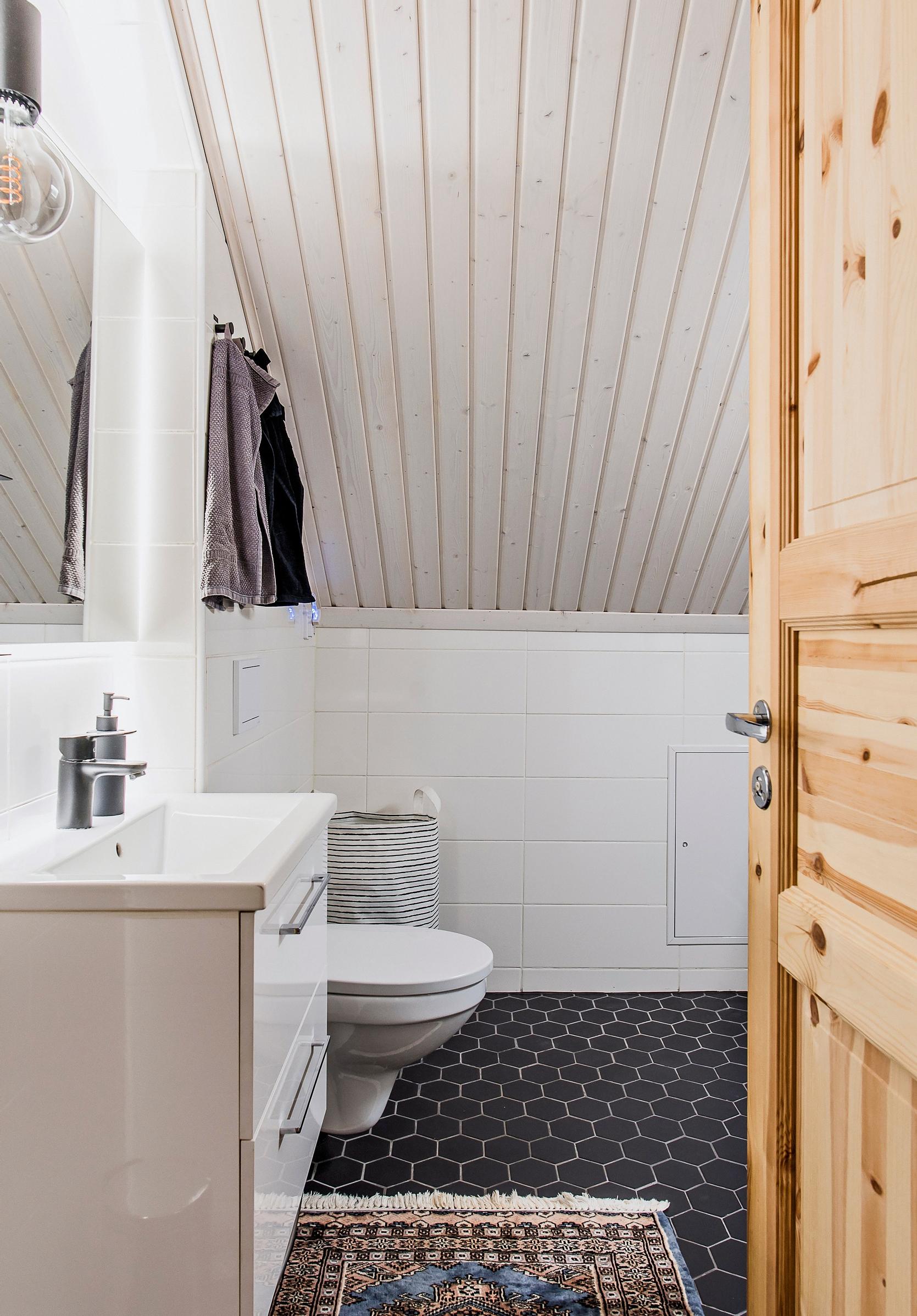 Yläkerran remontoitu wc