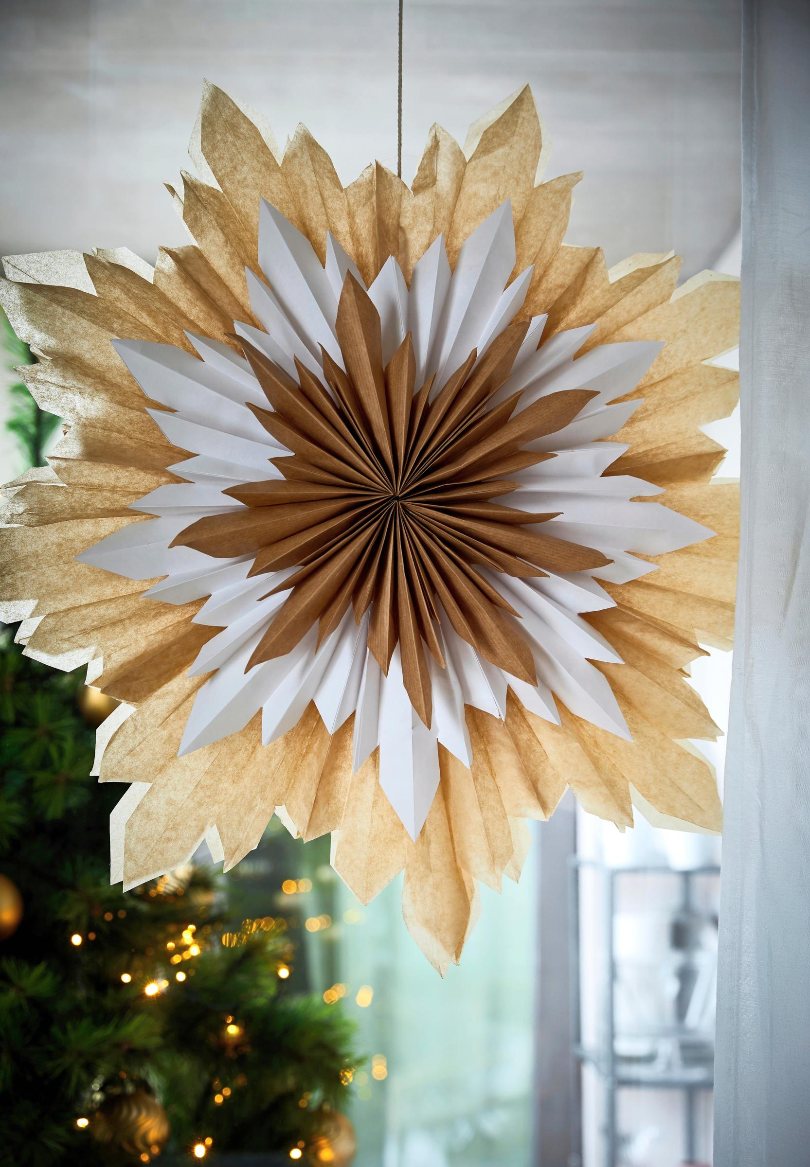 Itse tehty paperitähti ikkunassa