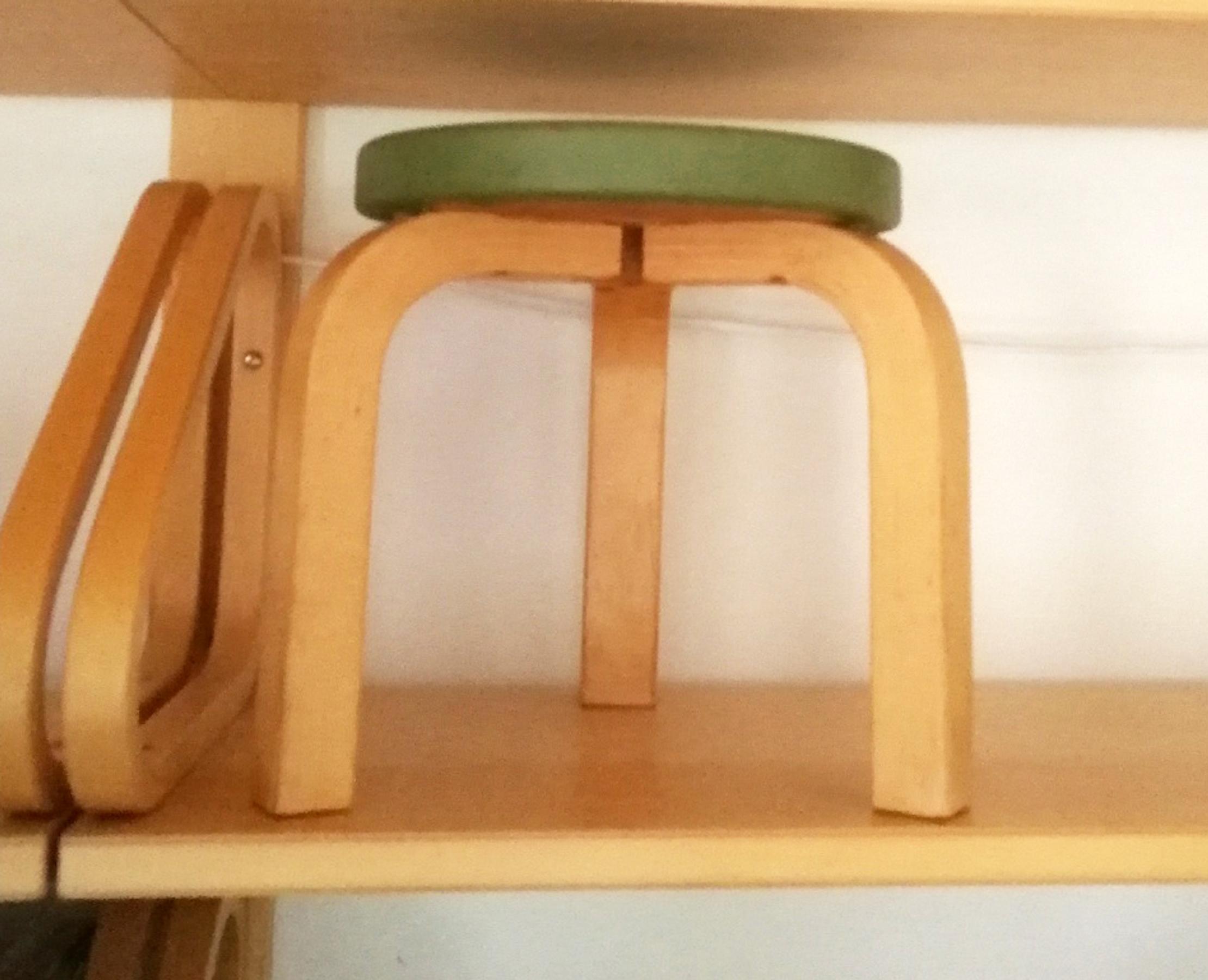 minikokoinen Artekin jakkara 60 hyllyssä
