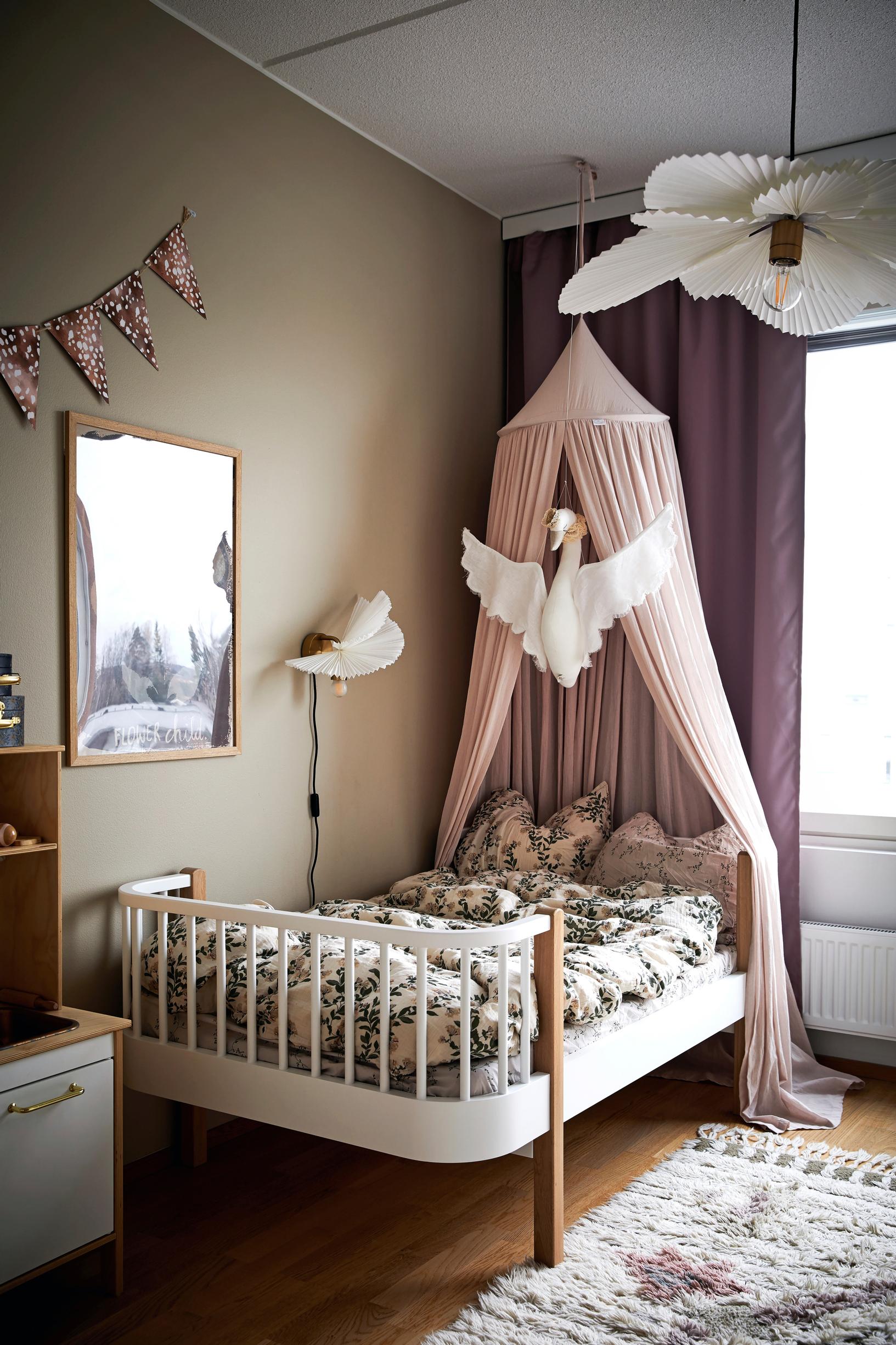 Katosvuode ja koristeita lastenhuoneessa