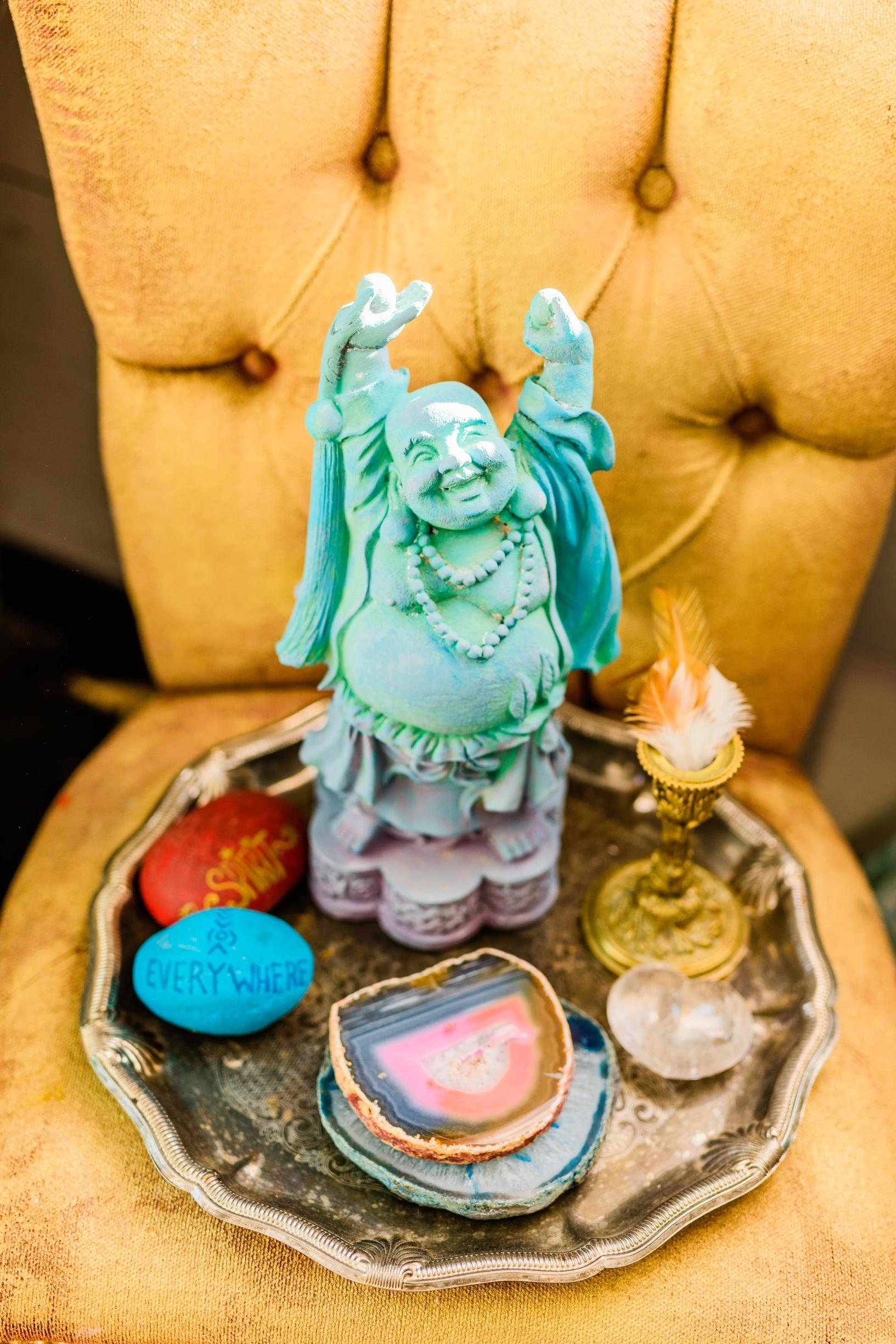 Koriste-esineitä ja Buddha-patsas tarjottimella