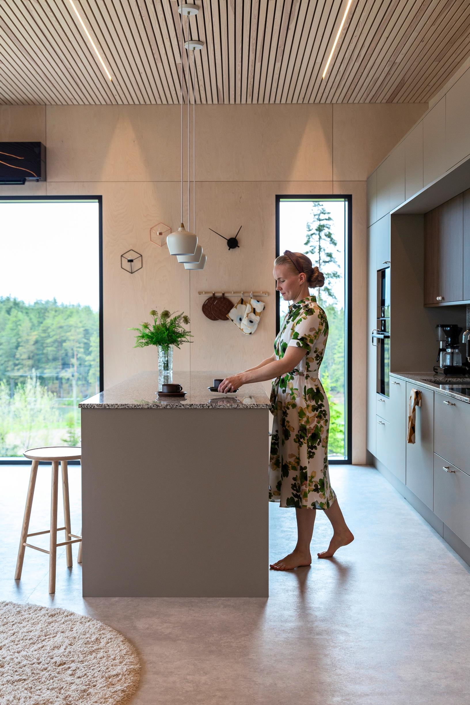 Linnea keittiön saarekkeen vieressä