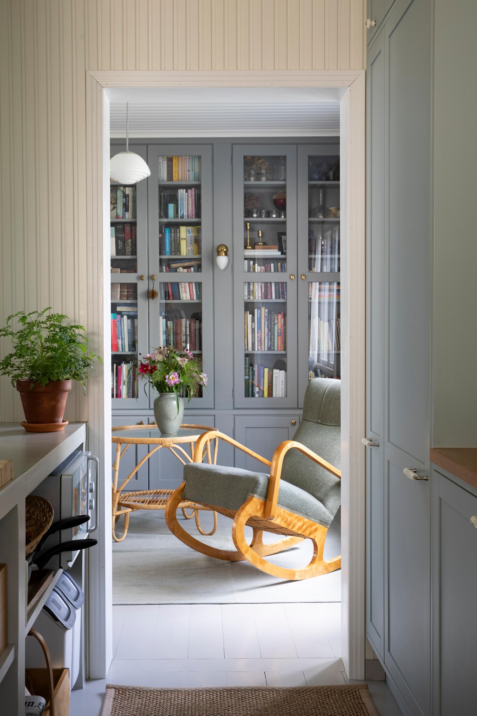 Näkymä kirjastohuoneeseen keittiöstä