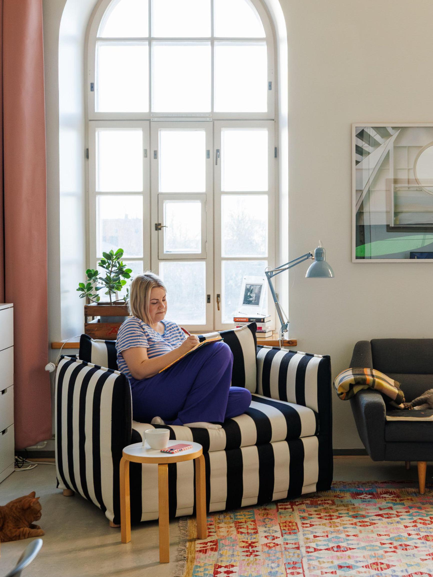 Karkkikoti Suomenlinnassa! Laura Frimanin uusperheen olohuoneessa on korkeutta neljä metriä ja valtavat kaari-ikkunat