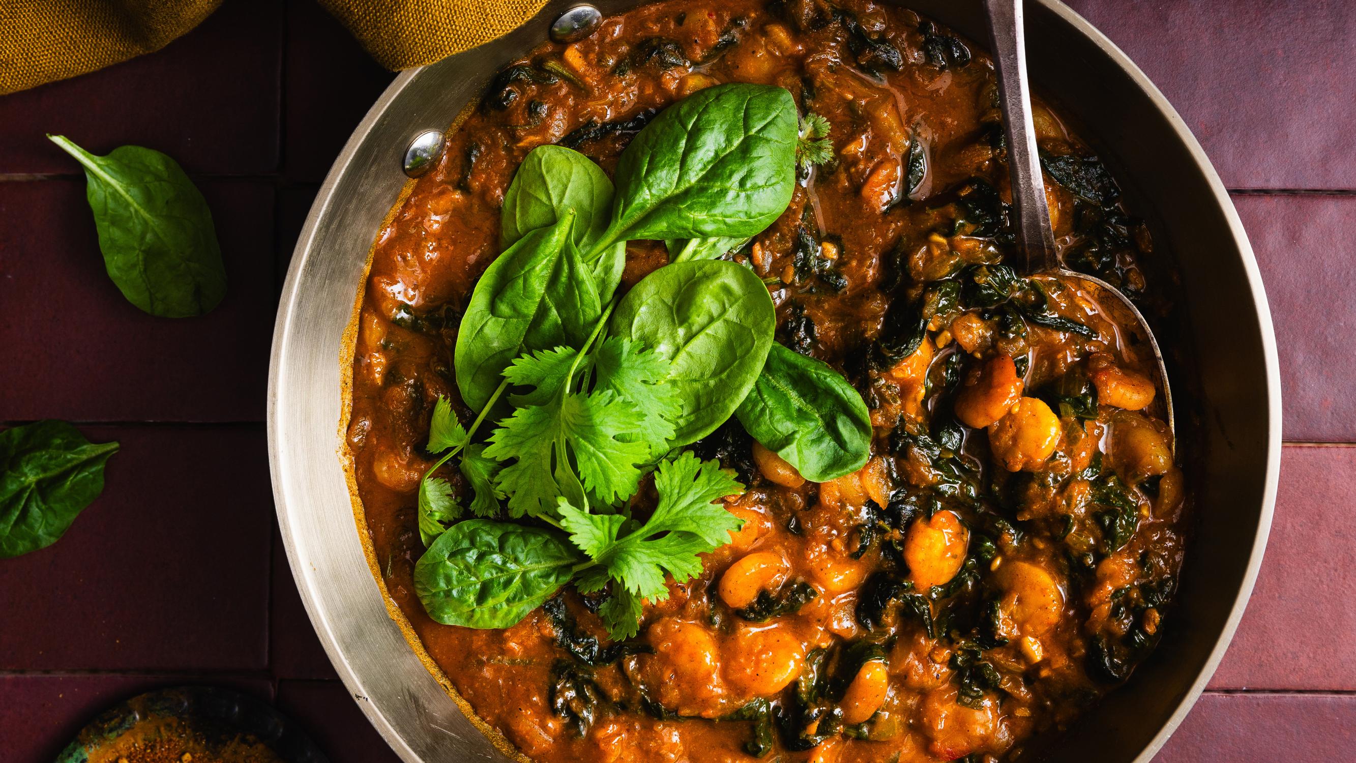 Saag-curry katkaravuilla – pinaattinen herkkukastike maistuu intialaisen ruoan ystävälle