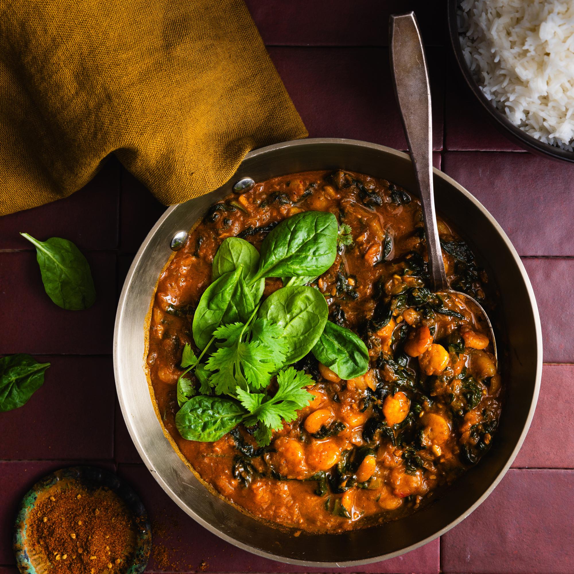 Saag-curry katkaravuilla – pinaattinen herkkukastike maistuu intialaisen ruoan ystävälle