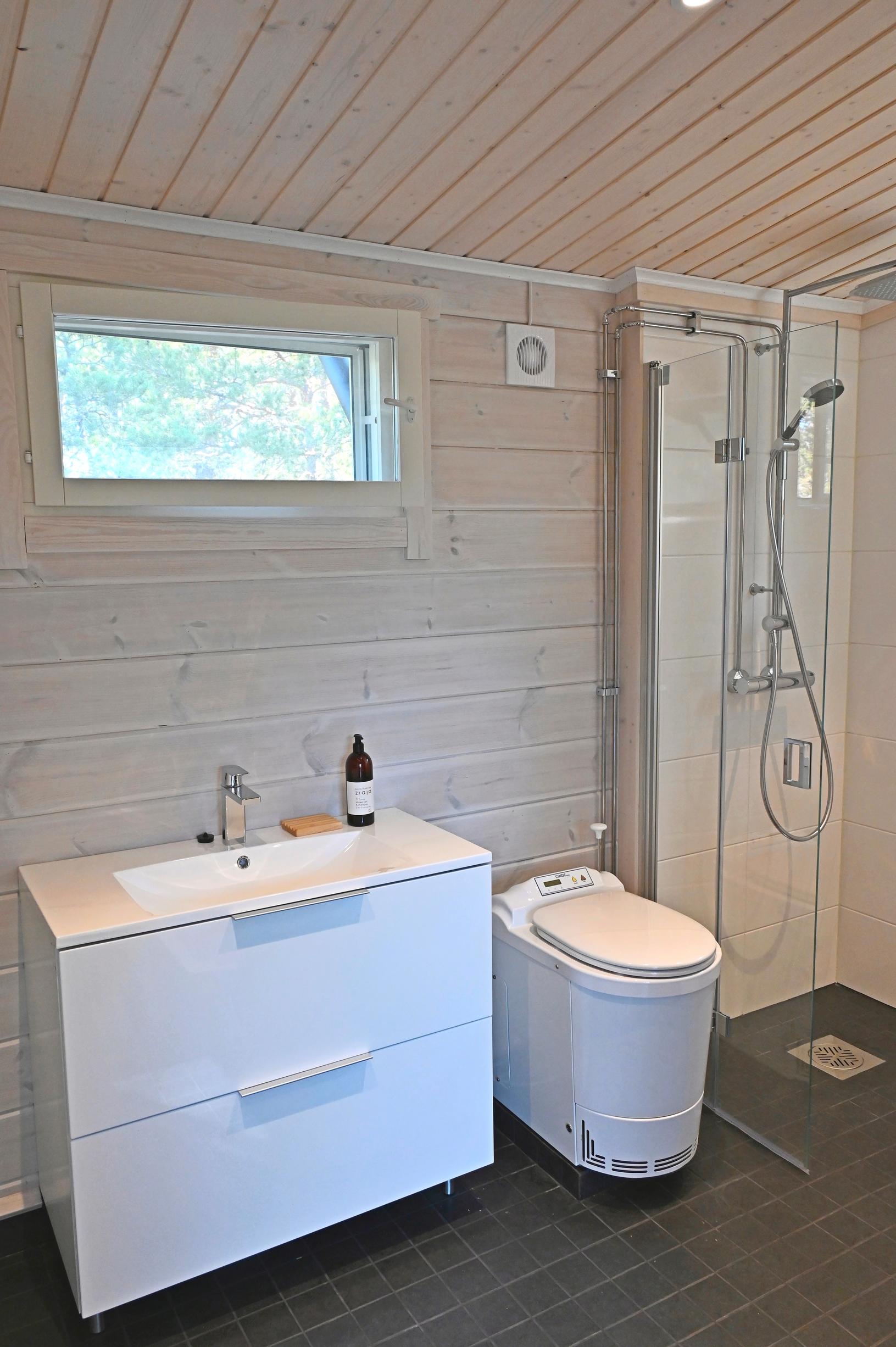 Kylpyhuoneessa sähkökäyttöinen polttava wc