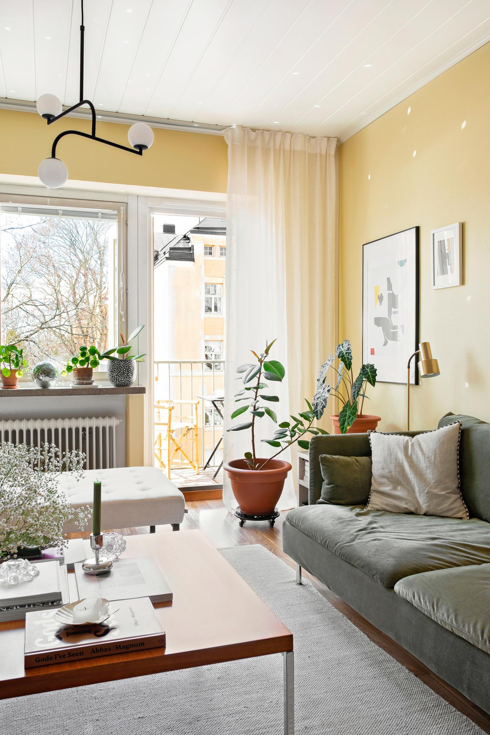 Olohuone, jossa on keltaisiksi maalatut seinät