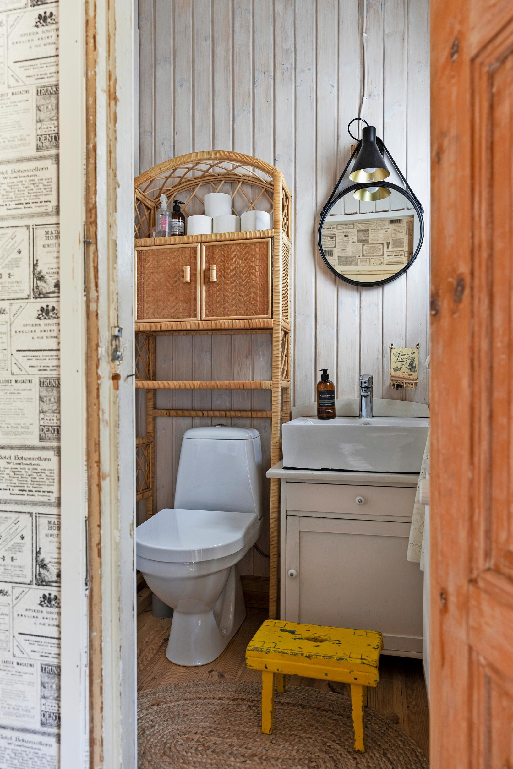 Wc, johon on laitettu vanha rottinkihylly