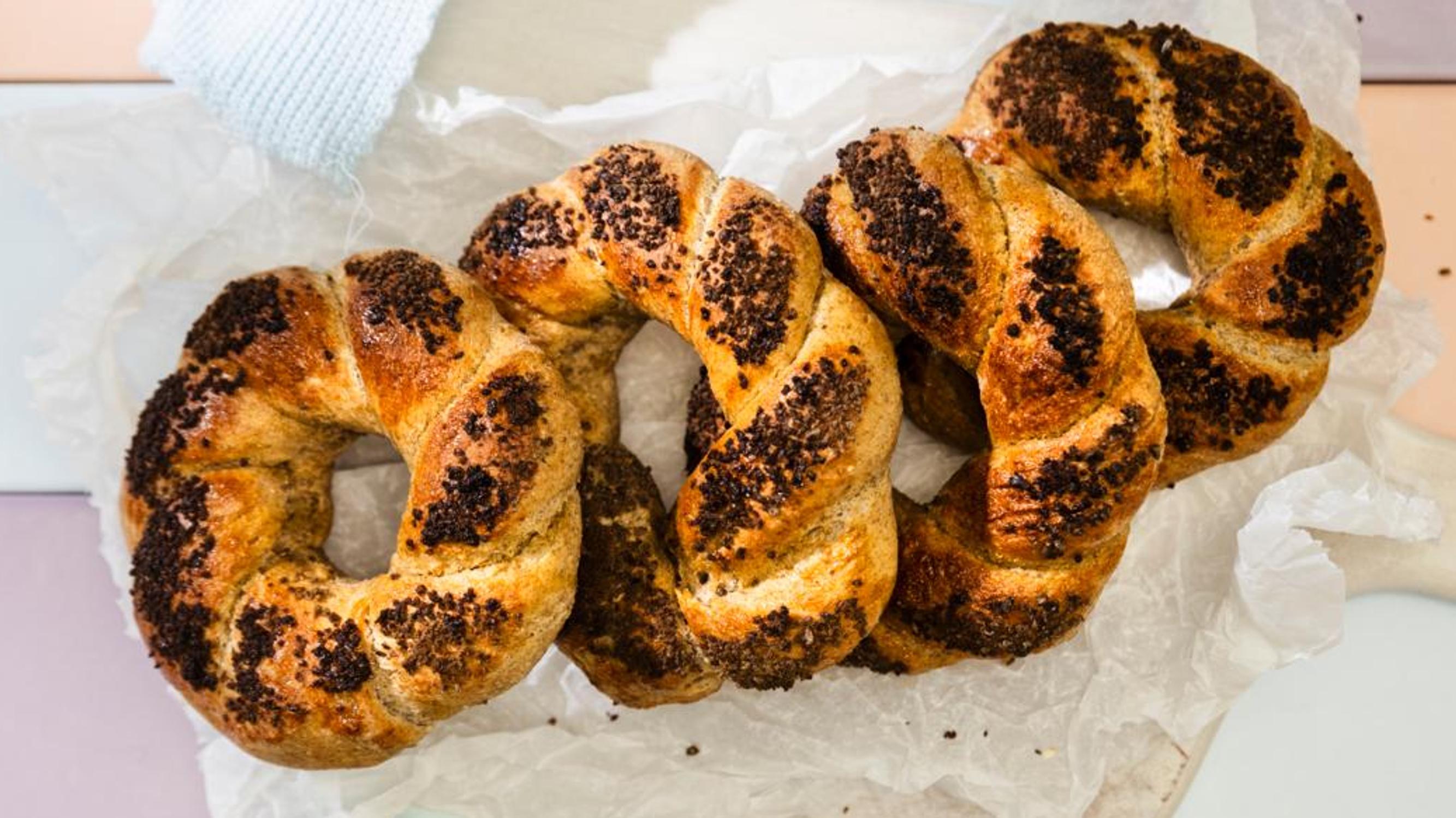 Rustiikkiset ruisbagelit – tarjoa täytetyt bagelit viikonlopun aamiaisella tai brunssiherkkuna